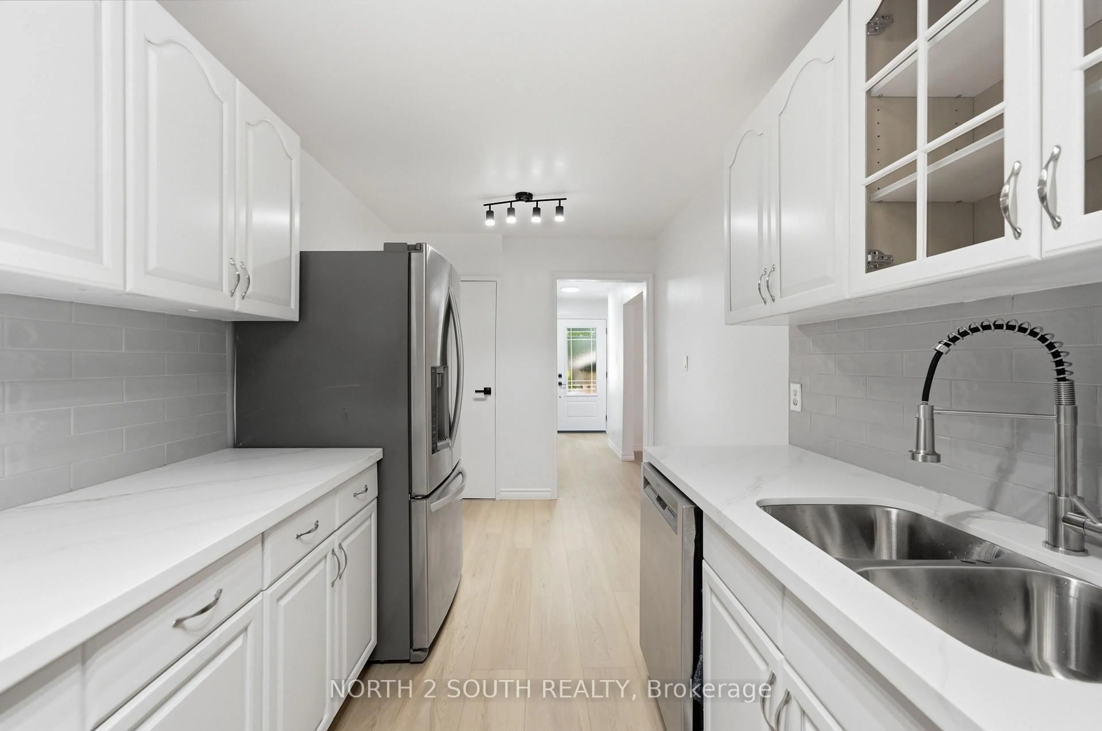 Standard kitchen, unknown for 20 Gledhill Cres, Hamilton Ontario L9C 6H4