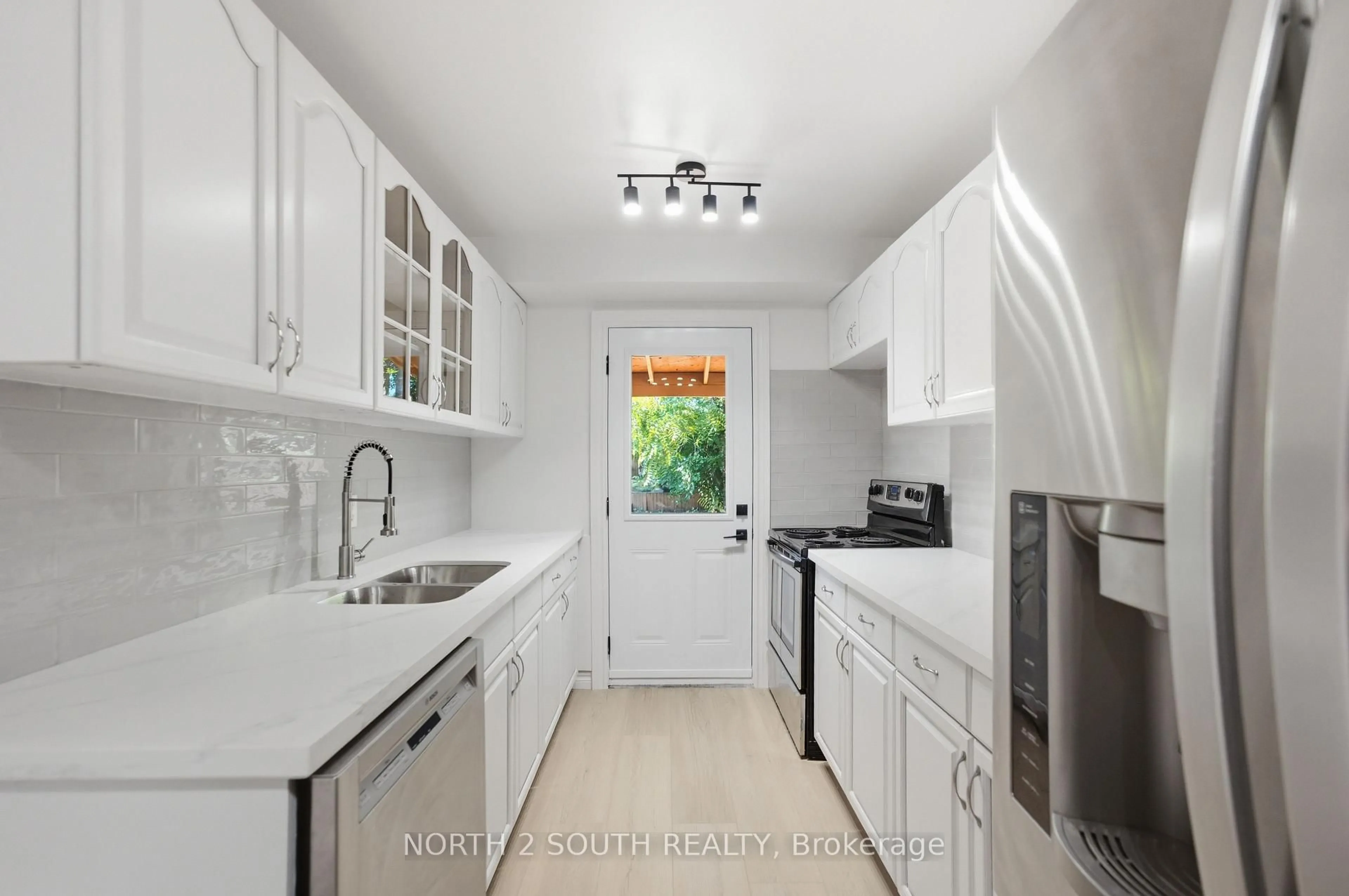Standard kitchen, ceramic/tile floor for 20 Gledhill Cres, Hamilton Ontario L9C 6H4