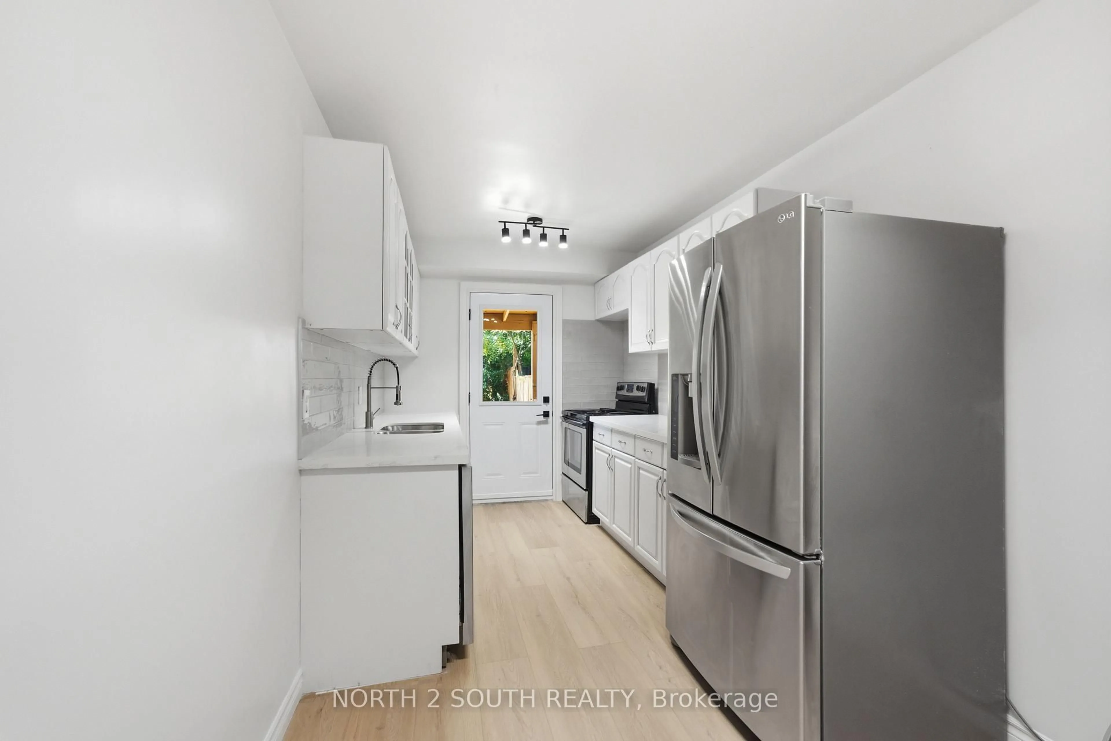 Unknown for 20 Gledhill Cres, Hamilton Ontario L9C 6H4