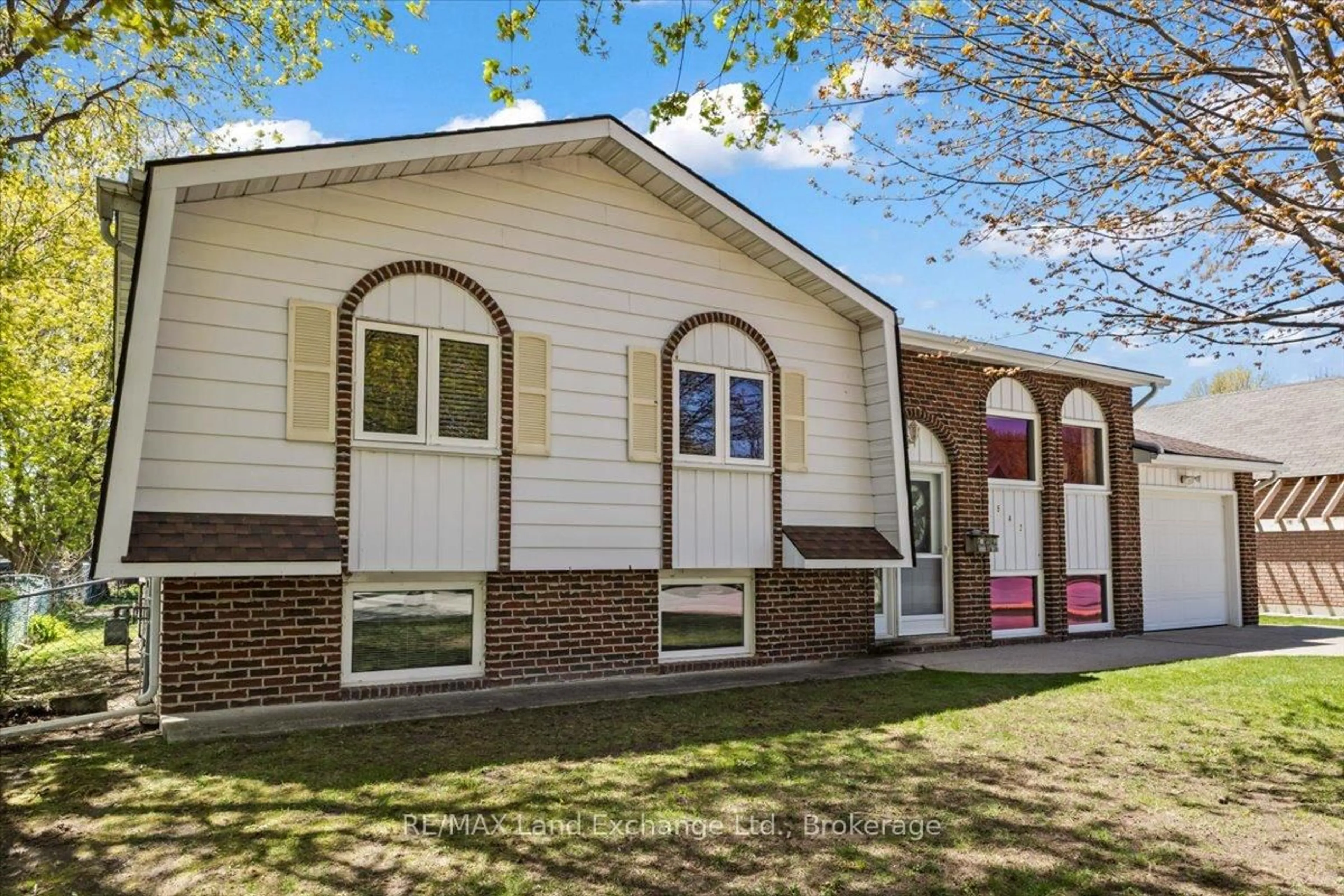 Home with vinyl exterior material, unknown for 542 Green St, Saugeen Shores Ontario N0H 2C0