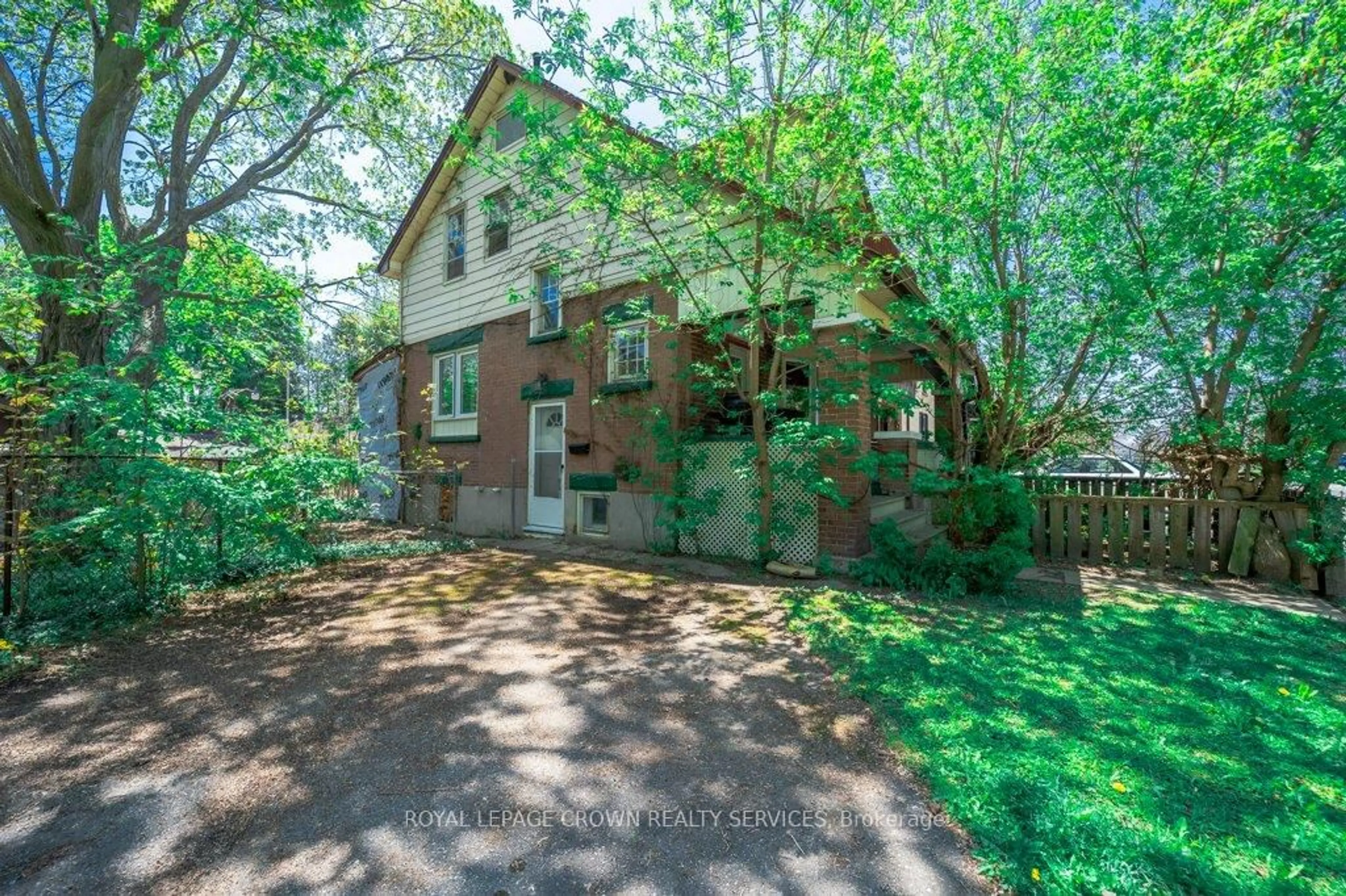 A pic from outside/outdoor area/front of a property/back of a property/a pic from drone, street for 3 Glasgow St, Kitchener Ontario N2G 2G5