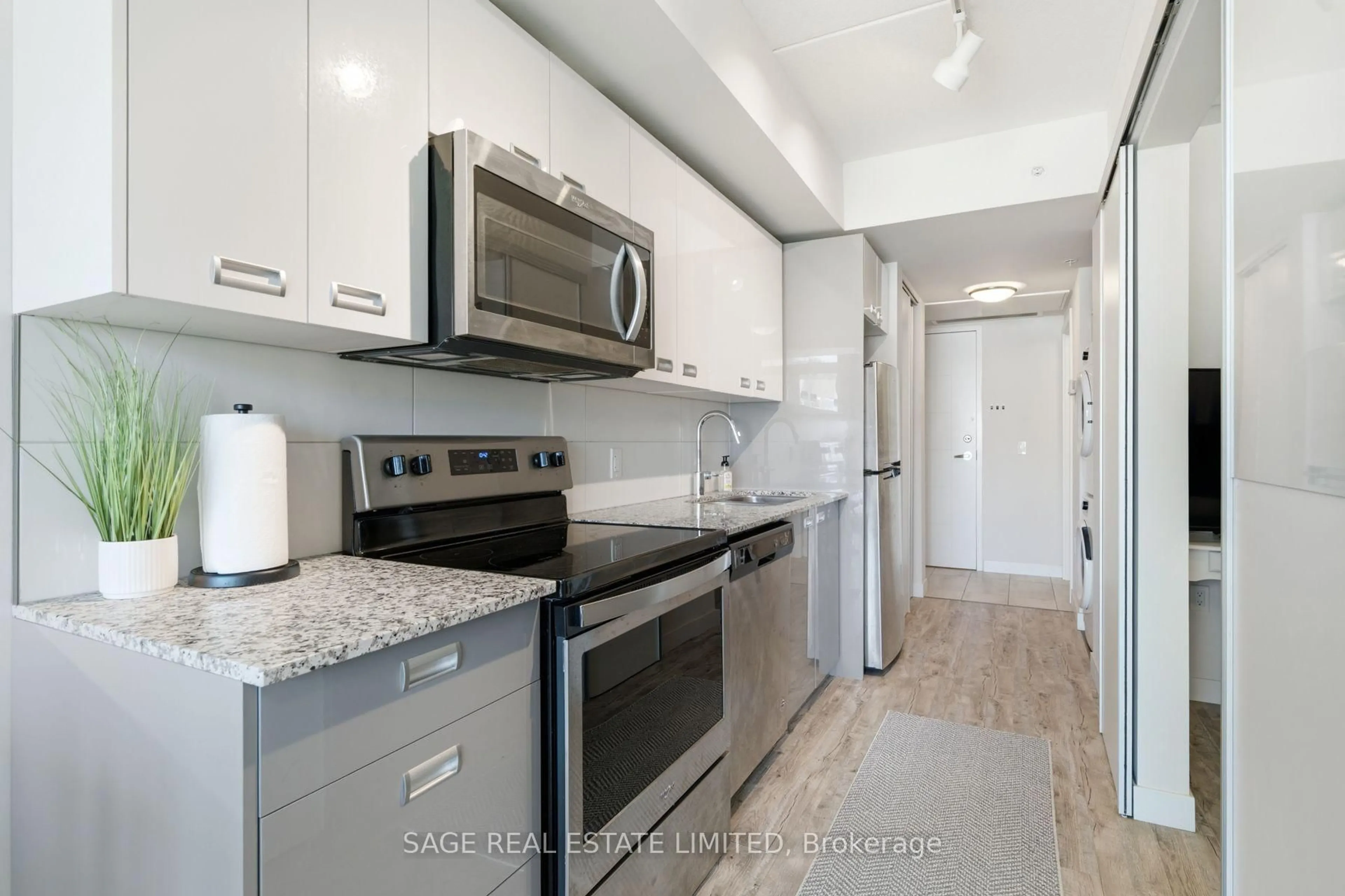 Standard kitchen, ceramic/tile floor for 257 Hemlock St #424, Waterloo Ontario N2L 0K2