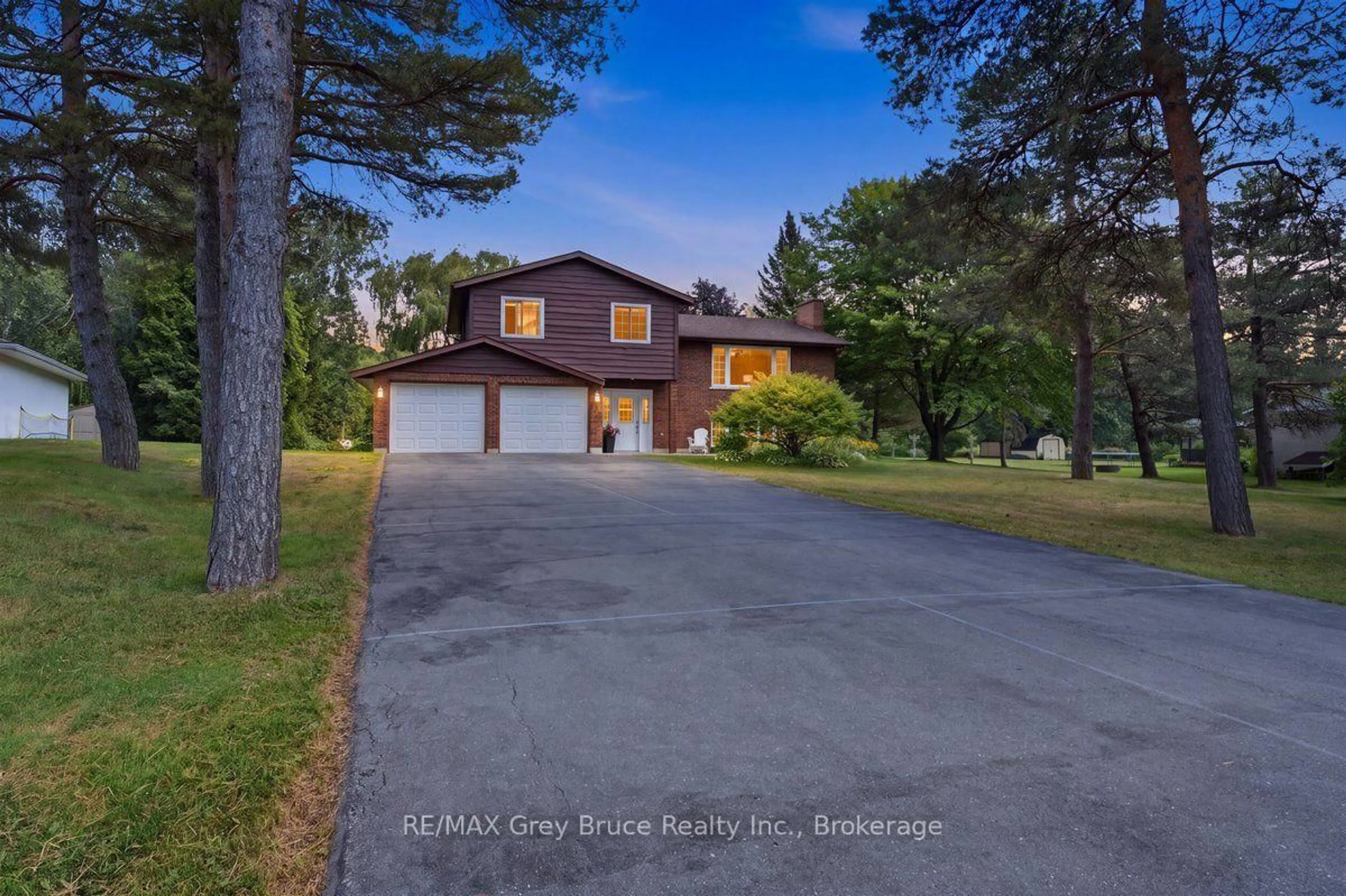 A pic from outside/outdoor area/front of a property/back of a property/a pic from drone, water/lake/river/ocean view for 132 clearview Cres, Meaford Ontario N4K 0G1