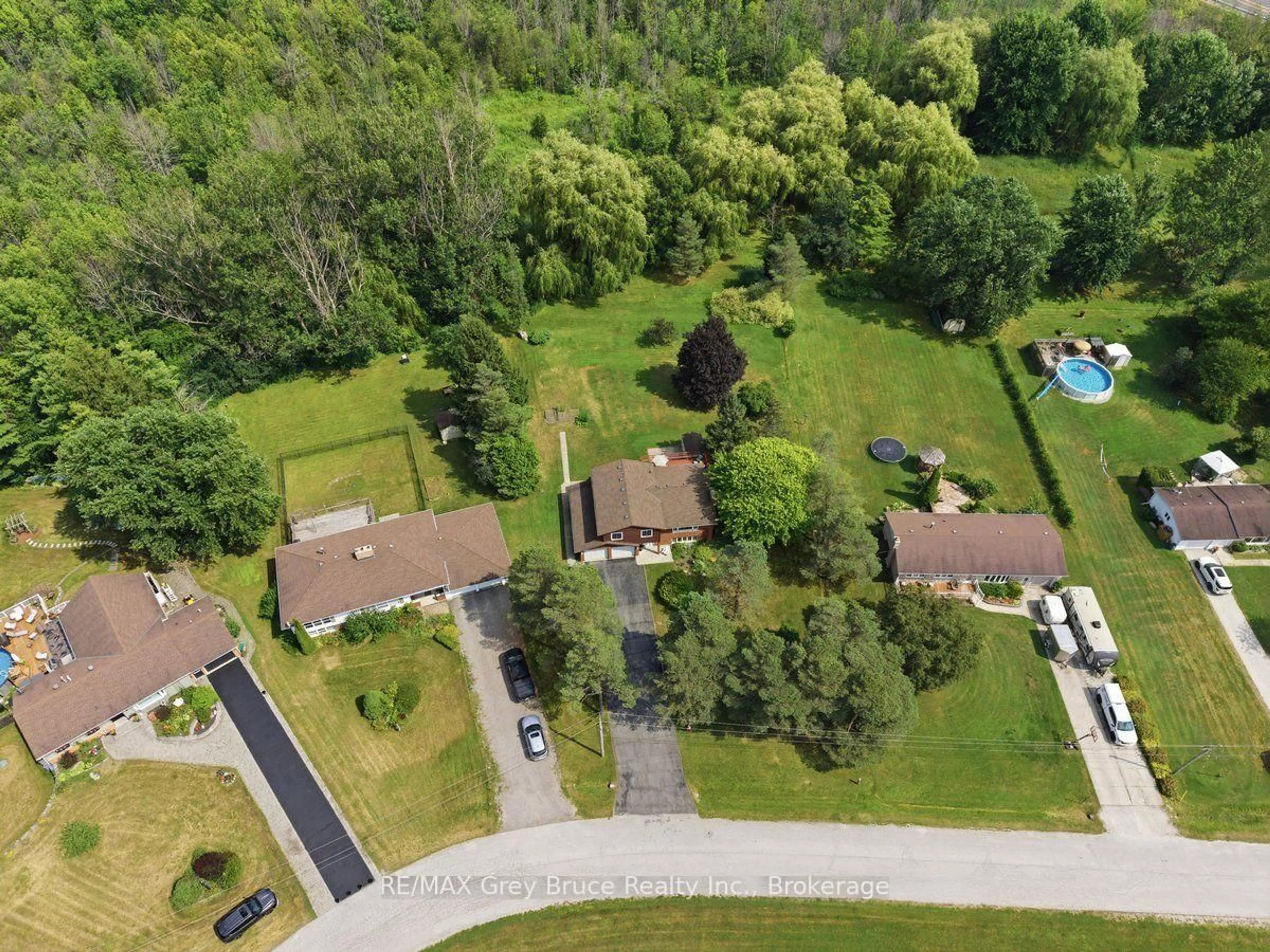 A pic from outside/outdoor area/front of a property/back of a property/a pic from drone, unknown for 132 clearview Cres, Meaford Ontario N4K 0G1