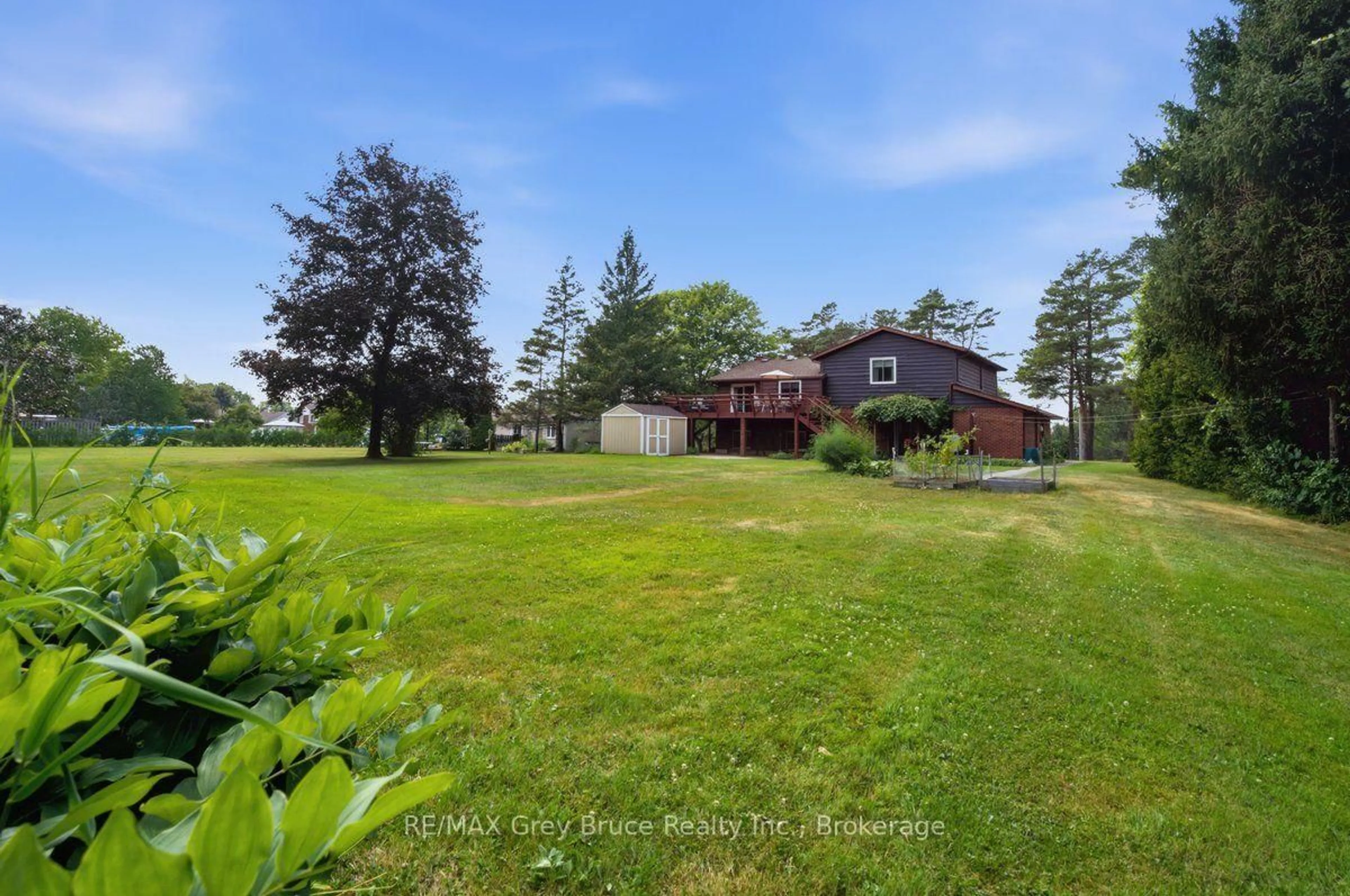 A pic from outside/outdoor area/front of a property/back of a property/a pic from drone, water/lake/river/ocean view for 132 clearview Cres, Meaford Ontario N4K 0G1