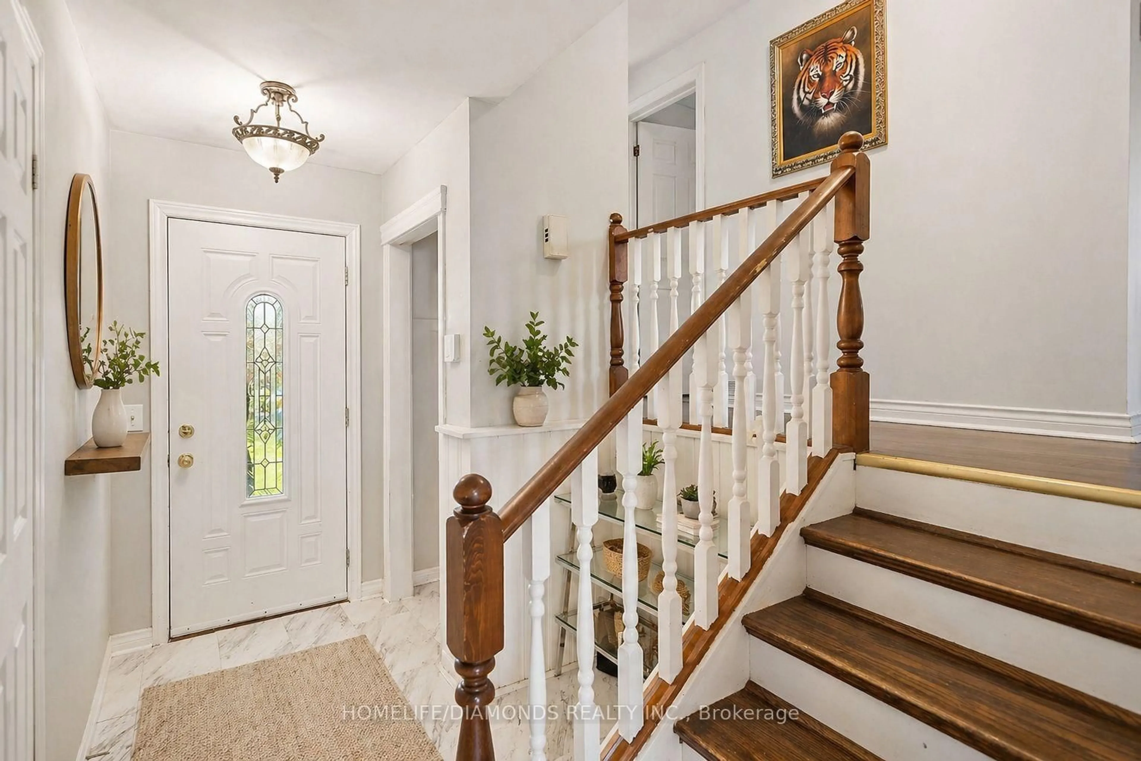 Indoor entryway for 74 Macoomb Dr, Welland Ontario L3C 5T9
