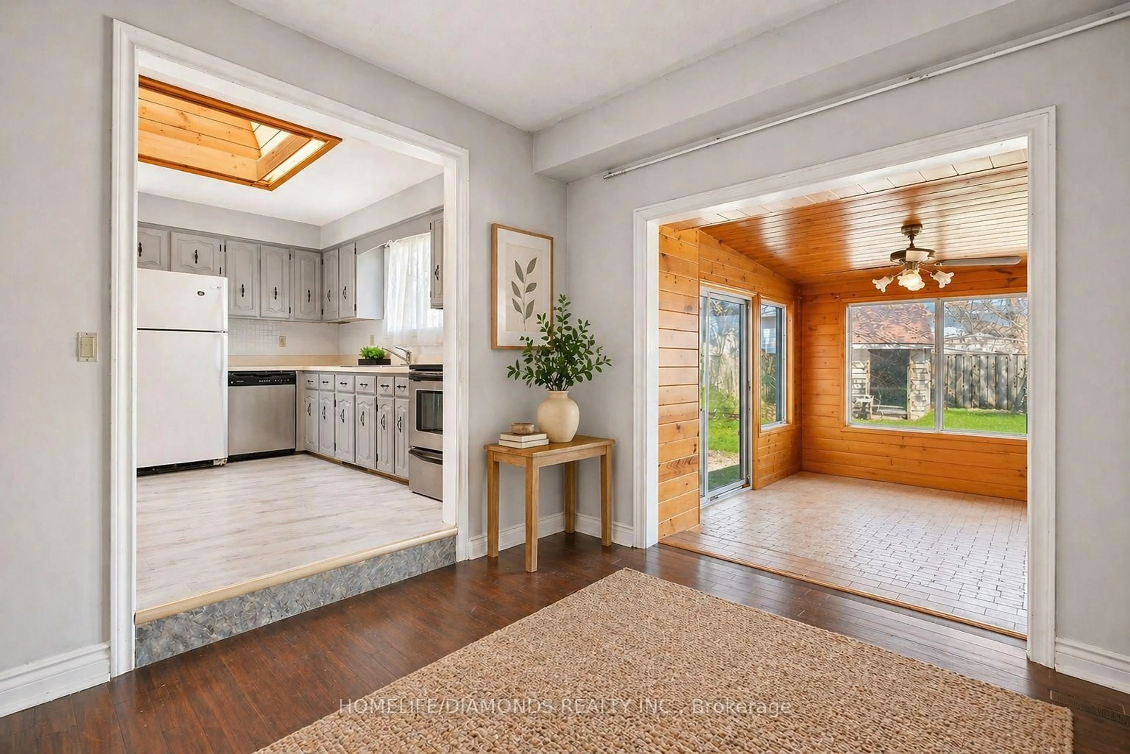 Indoor entryway for 74 Macoomb Dr, Welland Ontario L3C 5T9