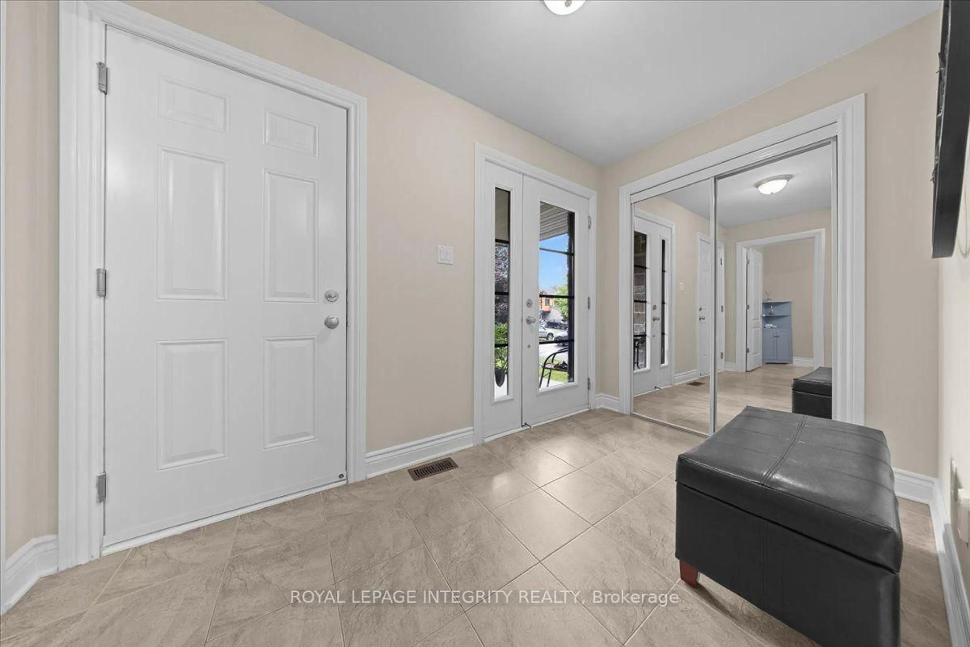 Indoor entryway for 2345 Marble Cres, Clarence-Rockland Ontario K4K 0H1