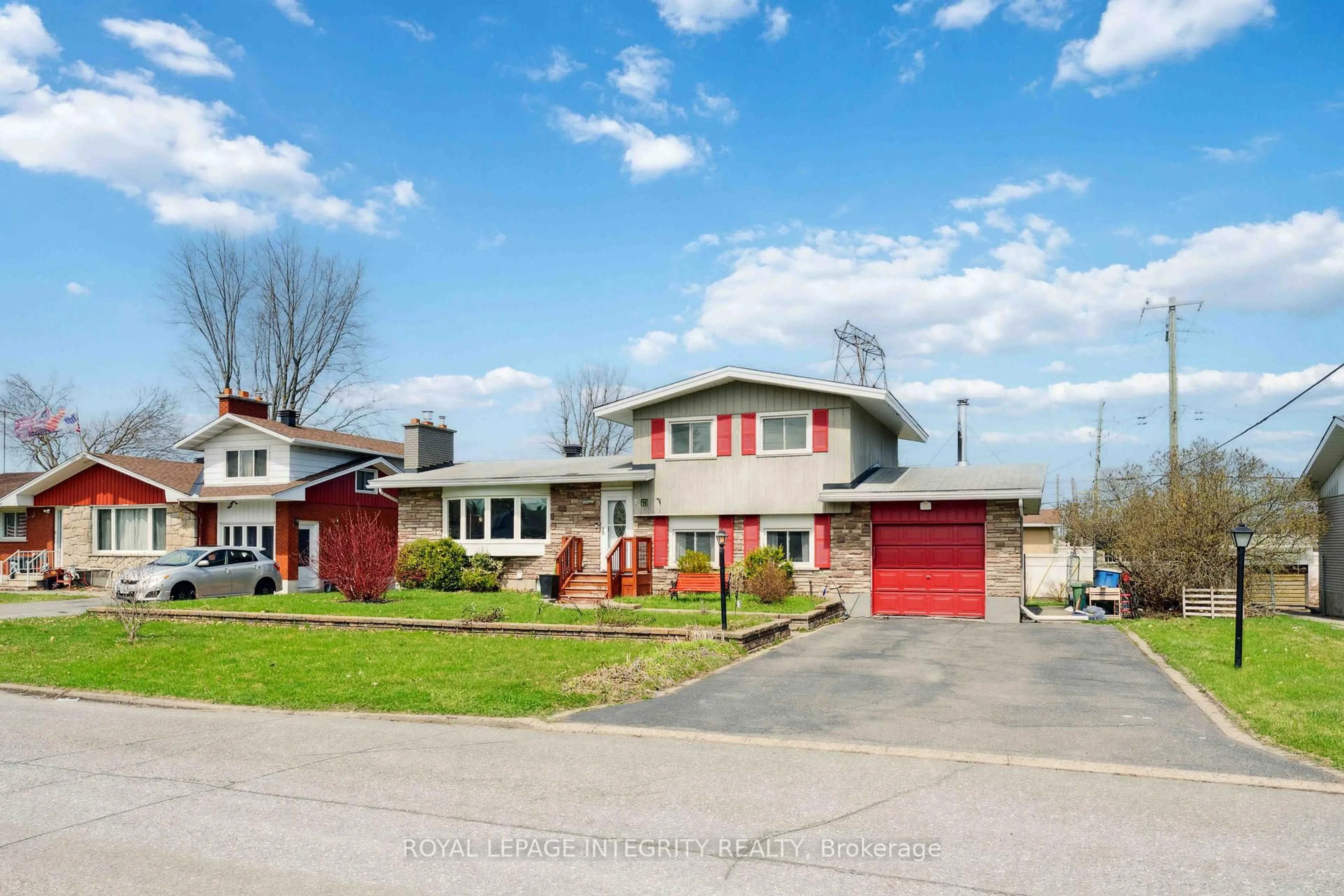 A pic from outside/outdoor area/front of a property/back of a property/a pic from drone, street for 29 Pritchard Dr, Ottawa Ontario K2G 1B2