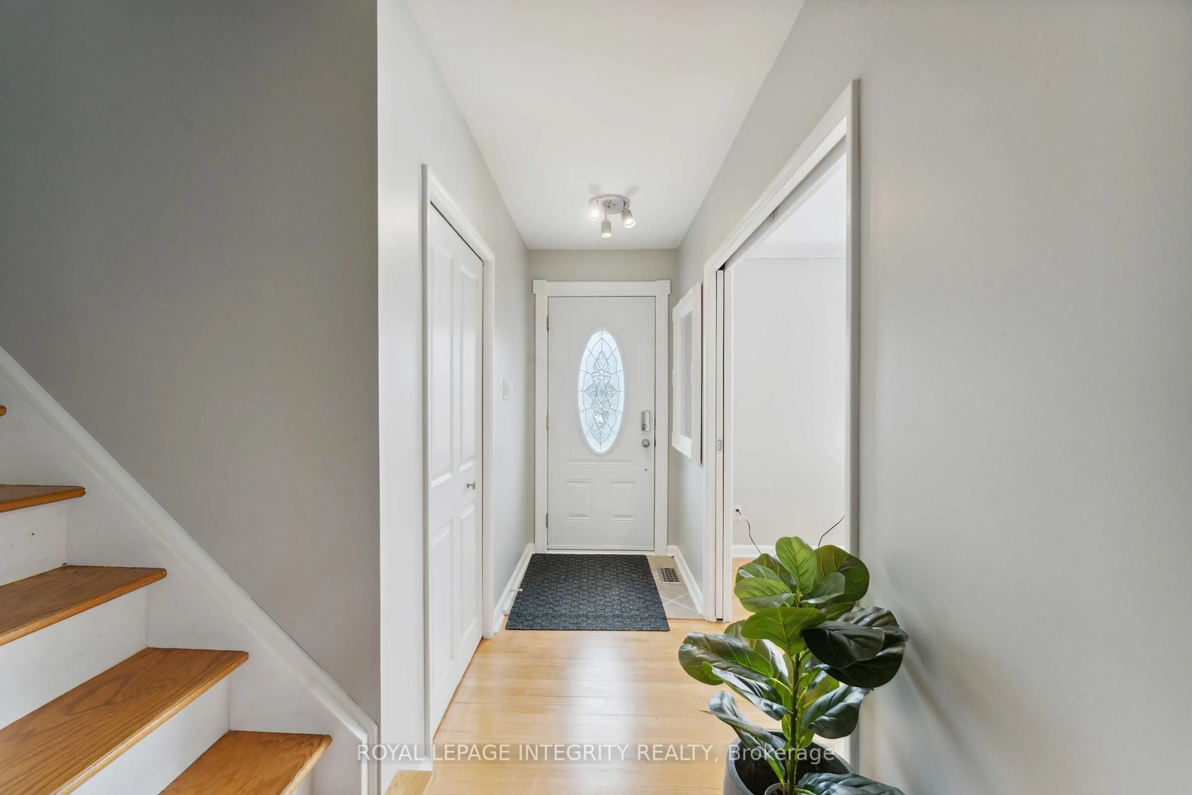 Indoor entryway for 29 Pritchard Dr, Ottawa Ontario K2G 1B2