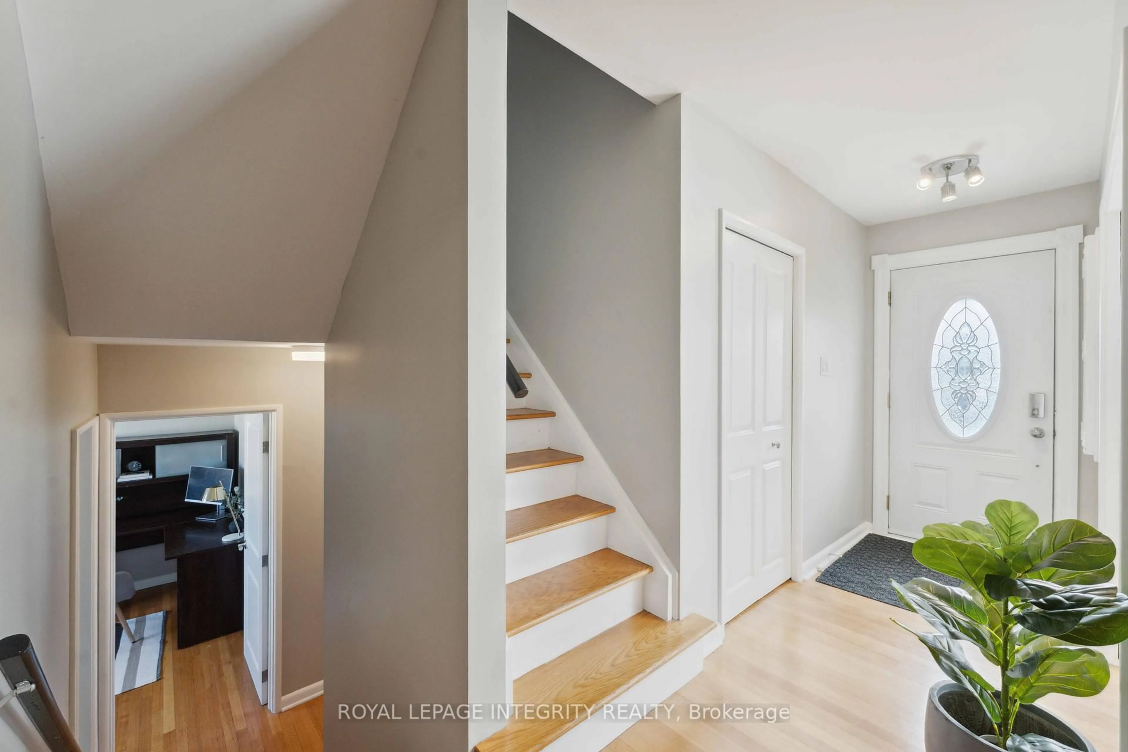 Indoor entryway for 29 Pritchard Dr, Ottawa Ontario K2G 1B2