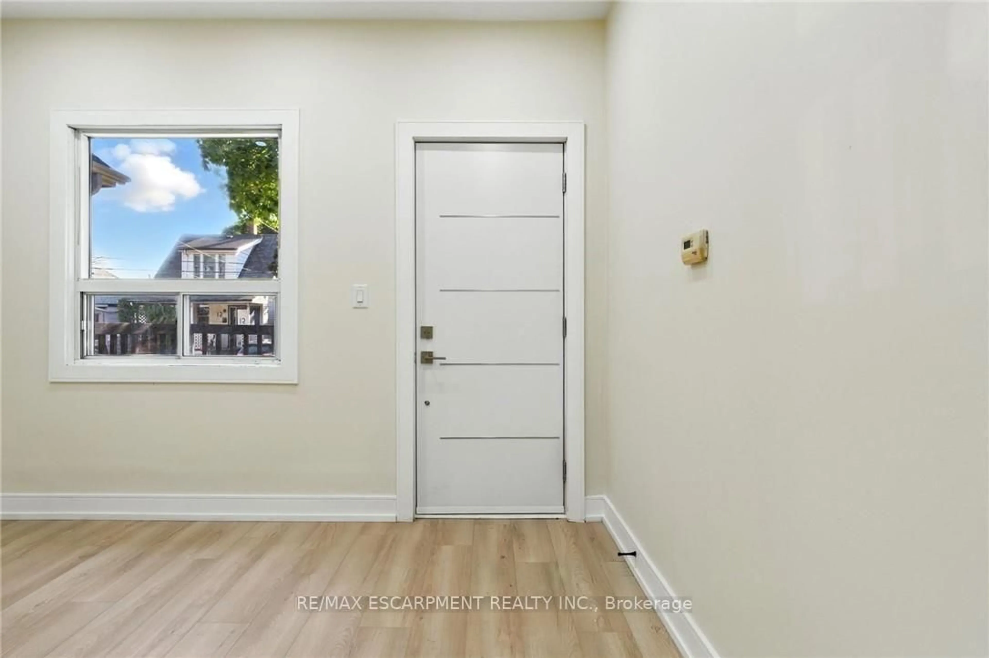 Indoor entryway for 9 Alice St, Hamilton Ontario L8H 4R5