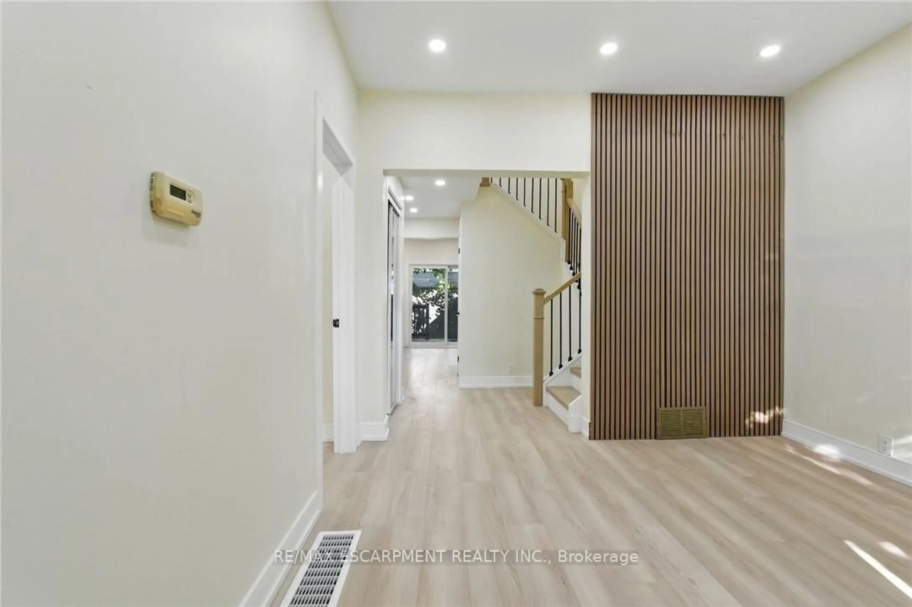 Indoor entryway for 9 Alice St, Hamilton Ontario L8H 4R5