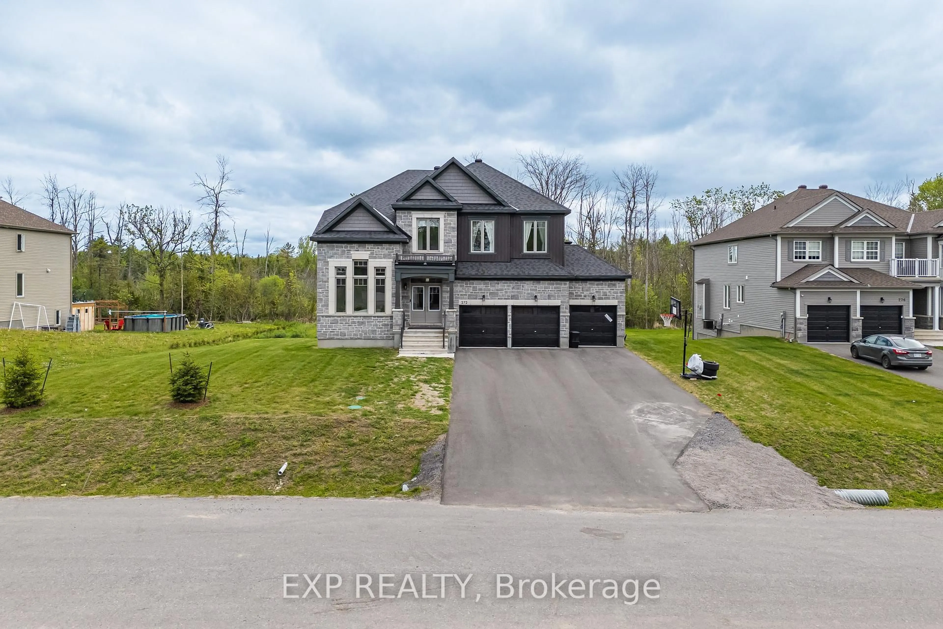 A pic from outside/outdoor area/front of a property/back of a property/a pic from drone, street for 272 Antler Crt, Almonte Ontario K0A 1A0