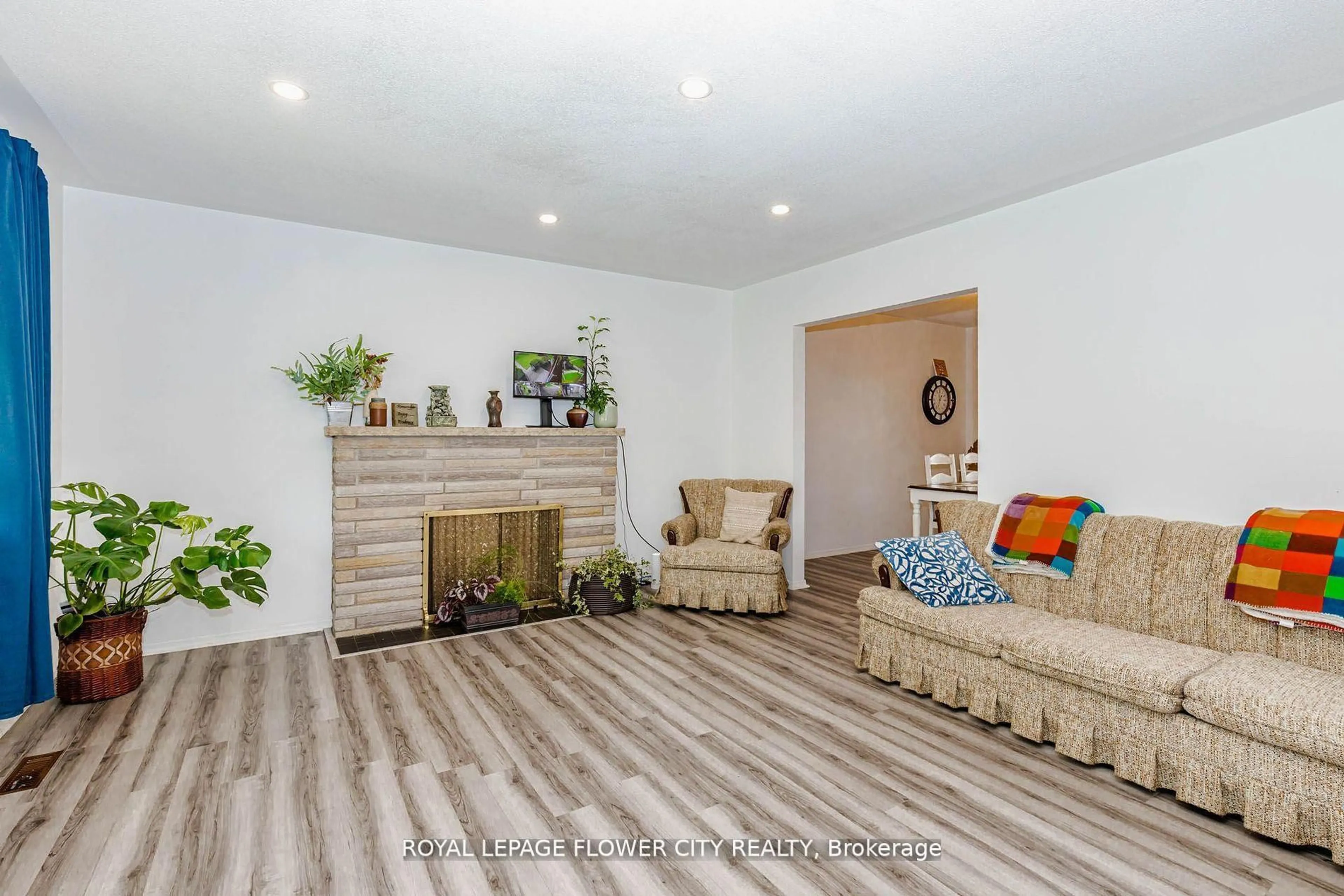 Living room with furniture, wood/laminate floor for 15 Cumberland Cres, London North Ontario N5X 1B7