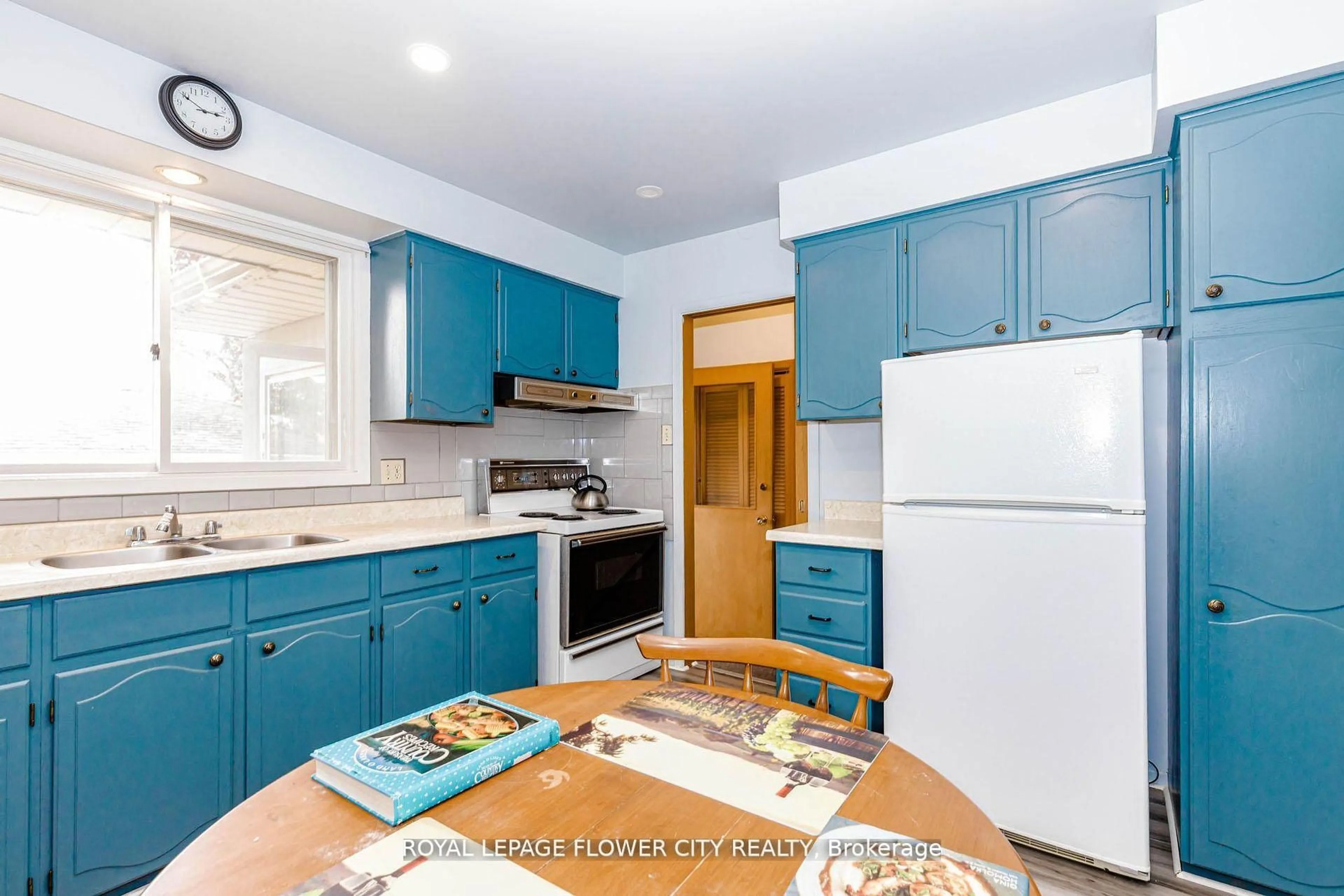 Standard kitchen, unknown for 15 Cumberland Cres, London North Ontario N5X 1B7