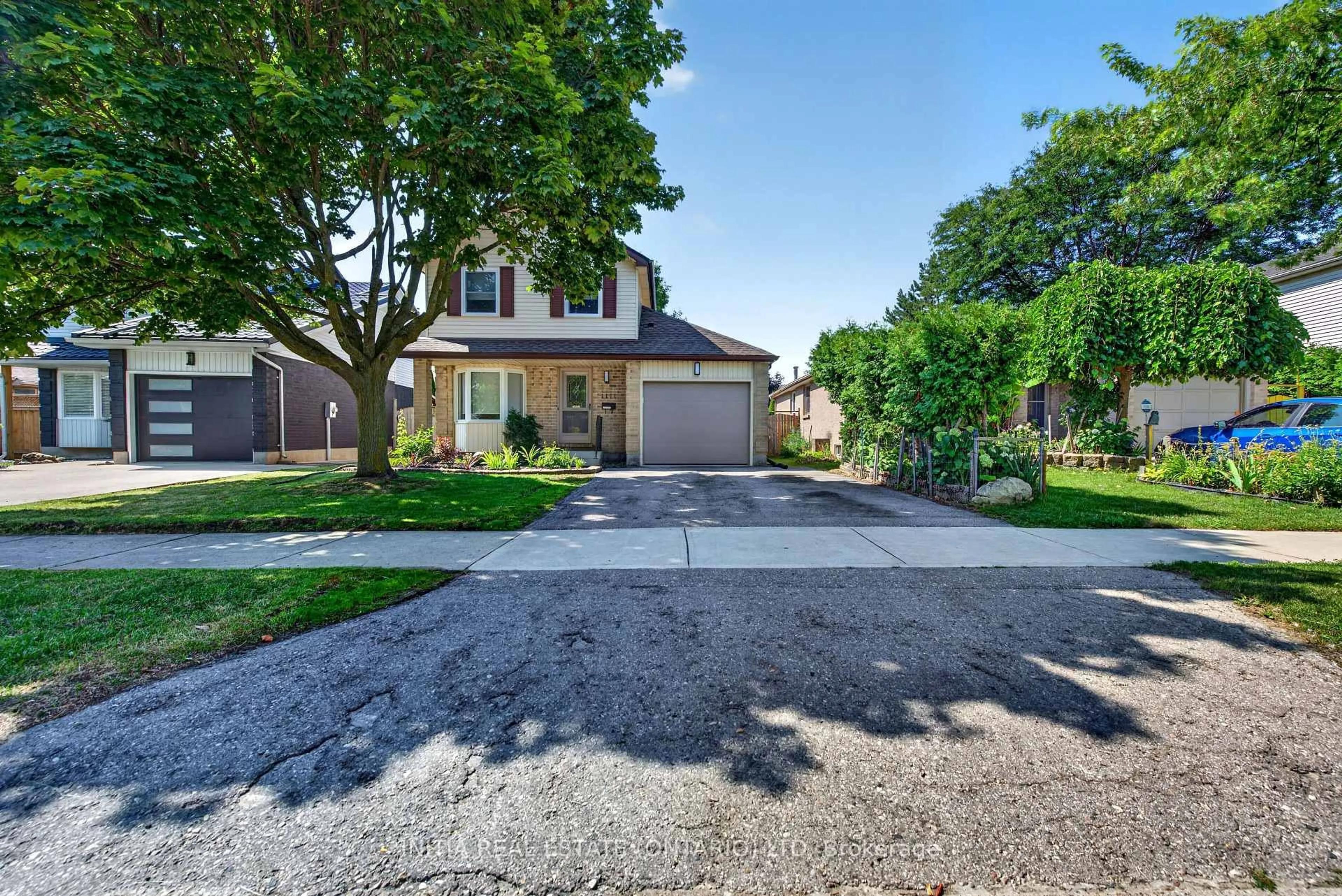 A pic from outside/outdoor area/front of a property/back of a property/a pic from drone, street for 1111 Aldersbrook Rd, London North Ontario N6G 2X2
