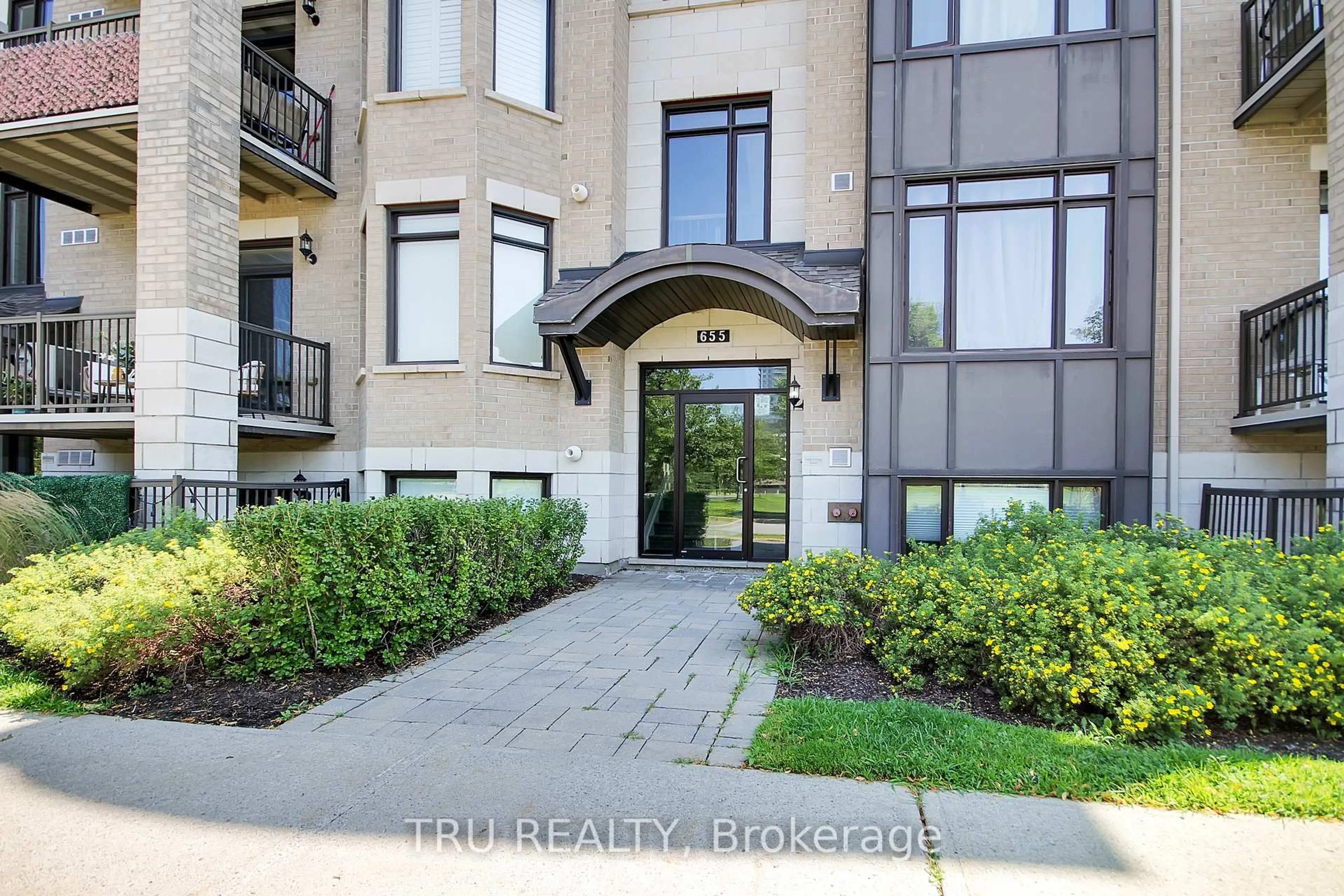 Indoor entryway for 655 Beauparc Private #404, Ottawa Ontario K1J 0B6
