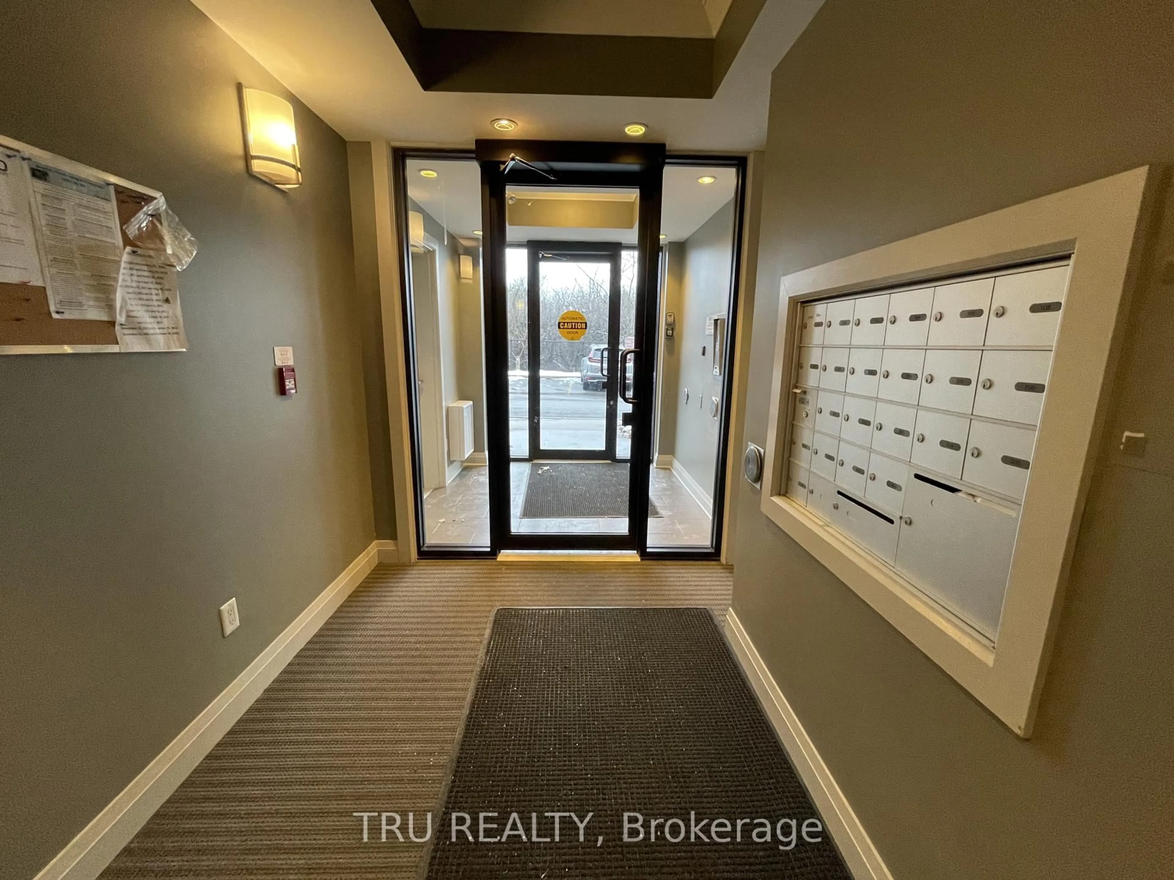 Indoor entryway for 655 Beauparc Private #404, Ottawa Ontario K1J 0B6