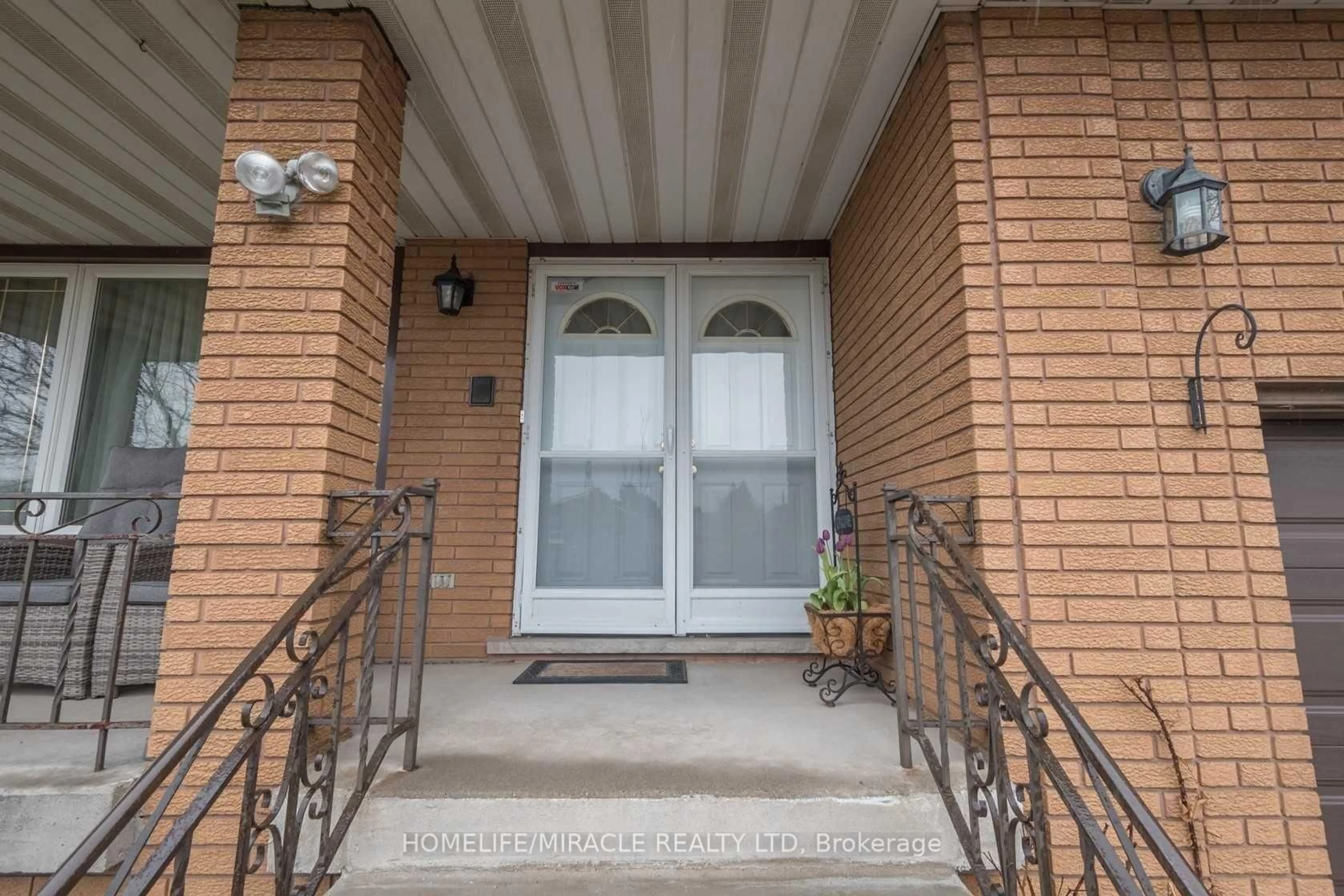 Indoor entryway for 575 Upper Horning Rd, Hamilton Ontario L9C 7P8