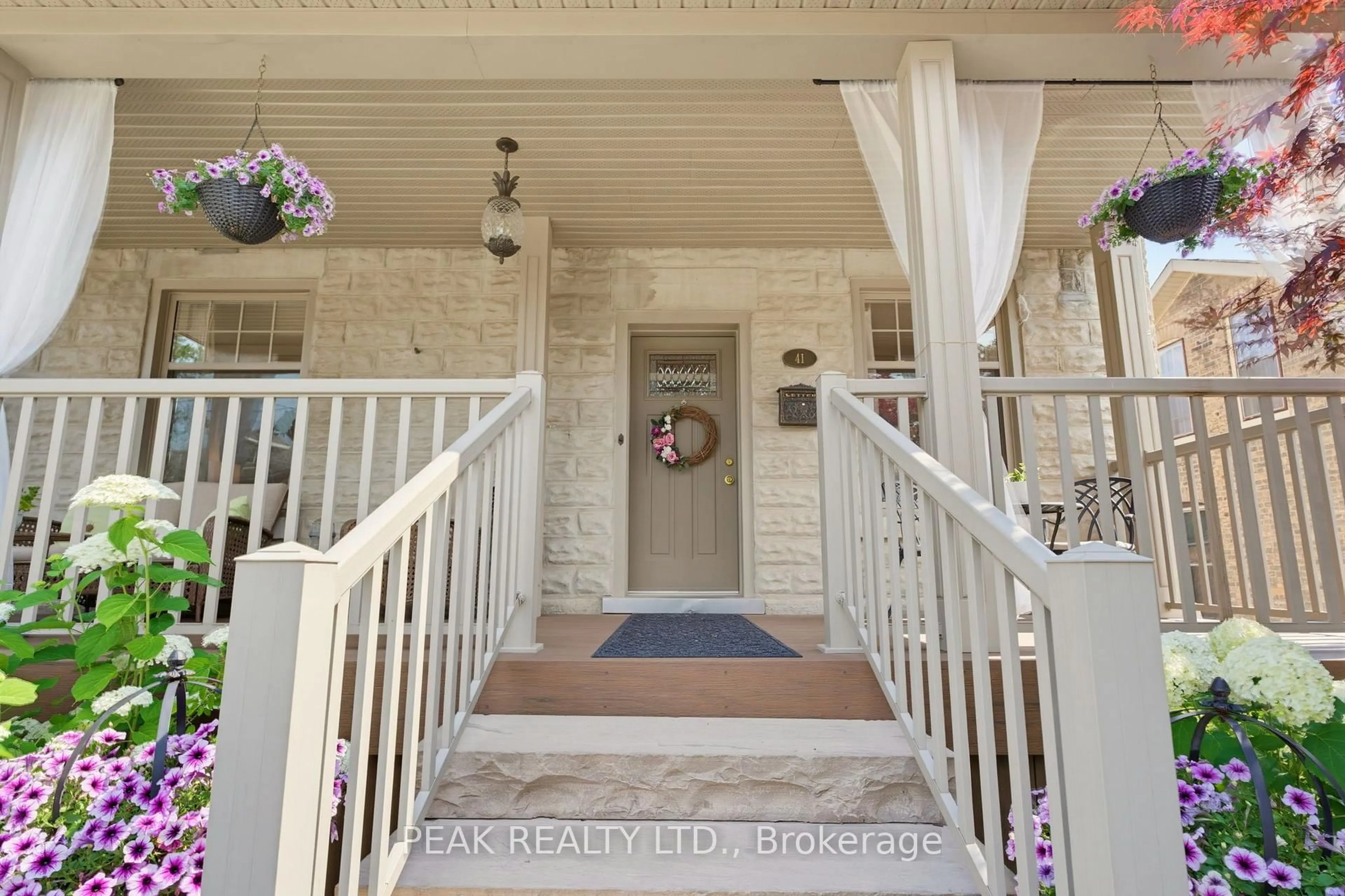 Indoor entryway for 41 Banfield St, Brant Ontario N3L 2Y7
