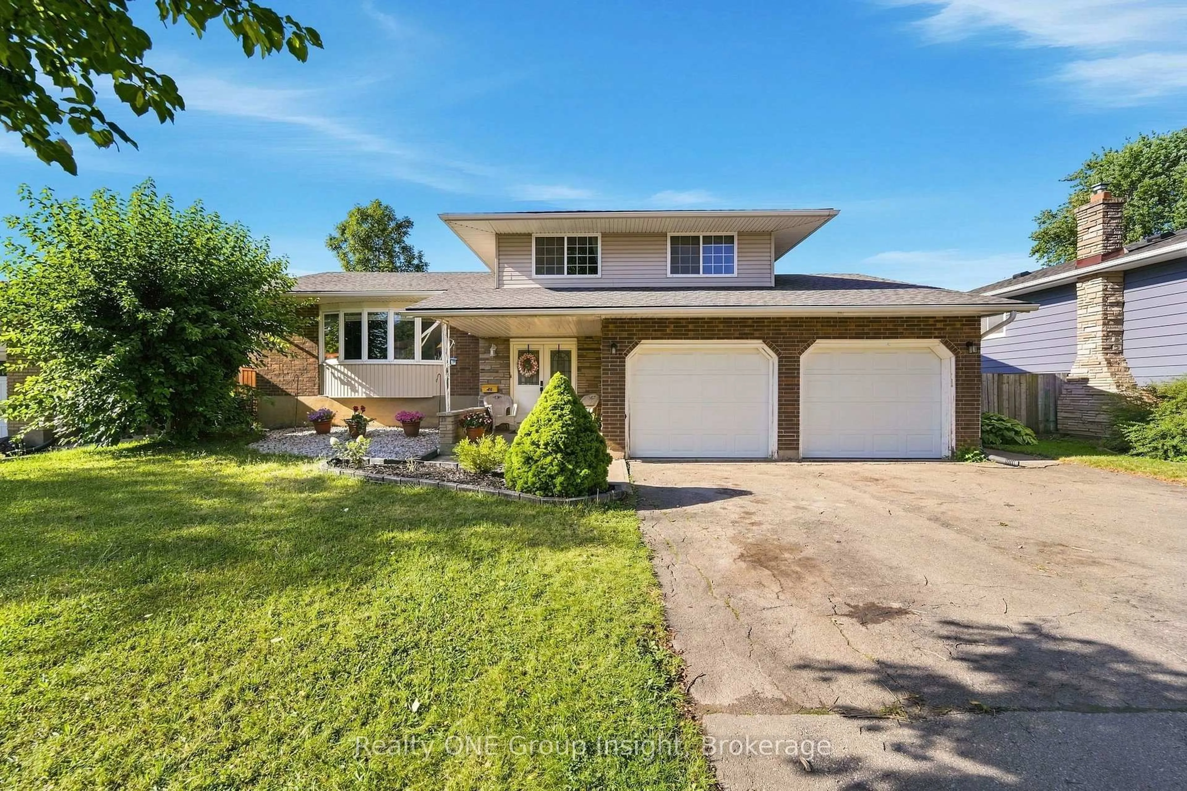 Home with vinyl exterior material, street for 46 Mccoll Dr, Welland Ontario L3C 3L7
