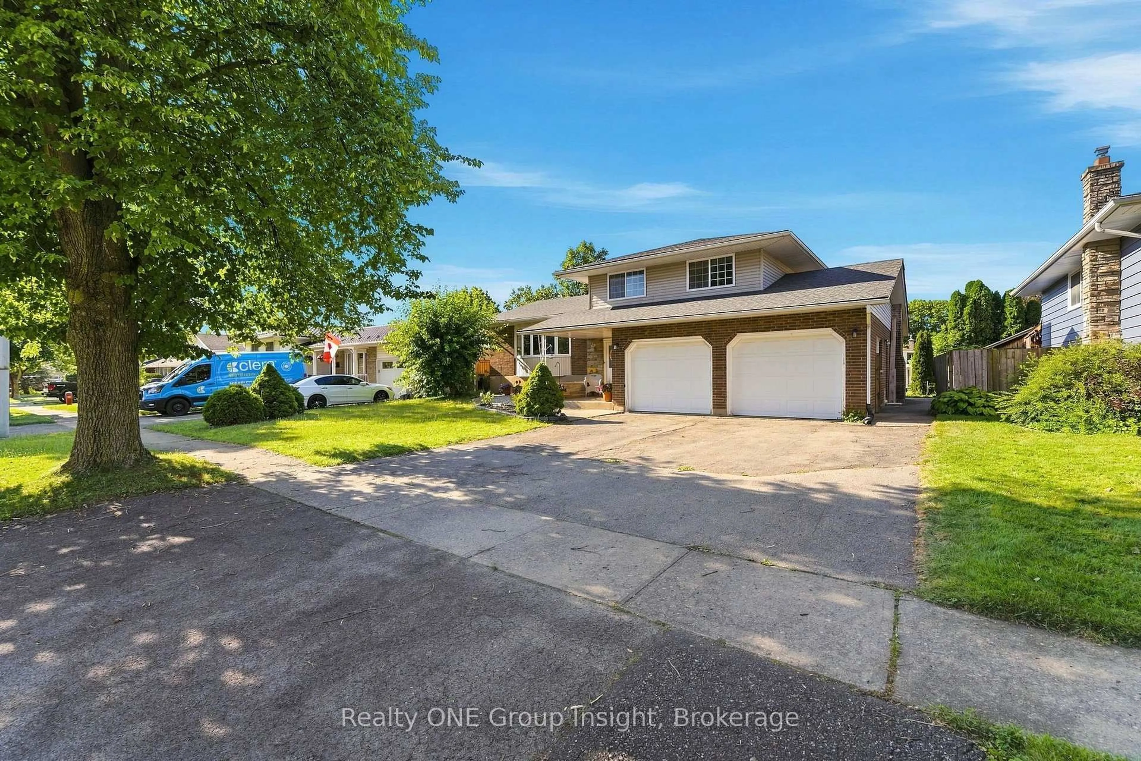 A pic from outside/outdoor area/front of a property/back of a property/a pic from drone, street for 46 Mccoll Dr, Welland Ontario L3C 3L7