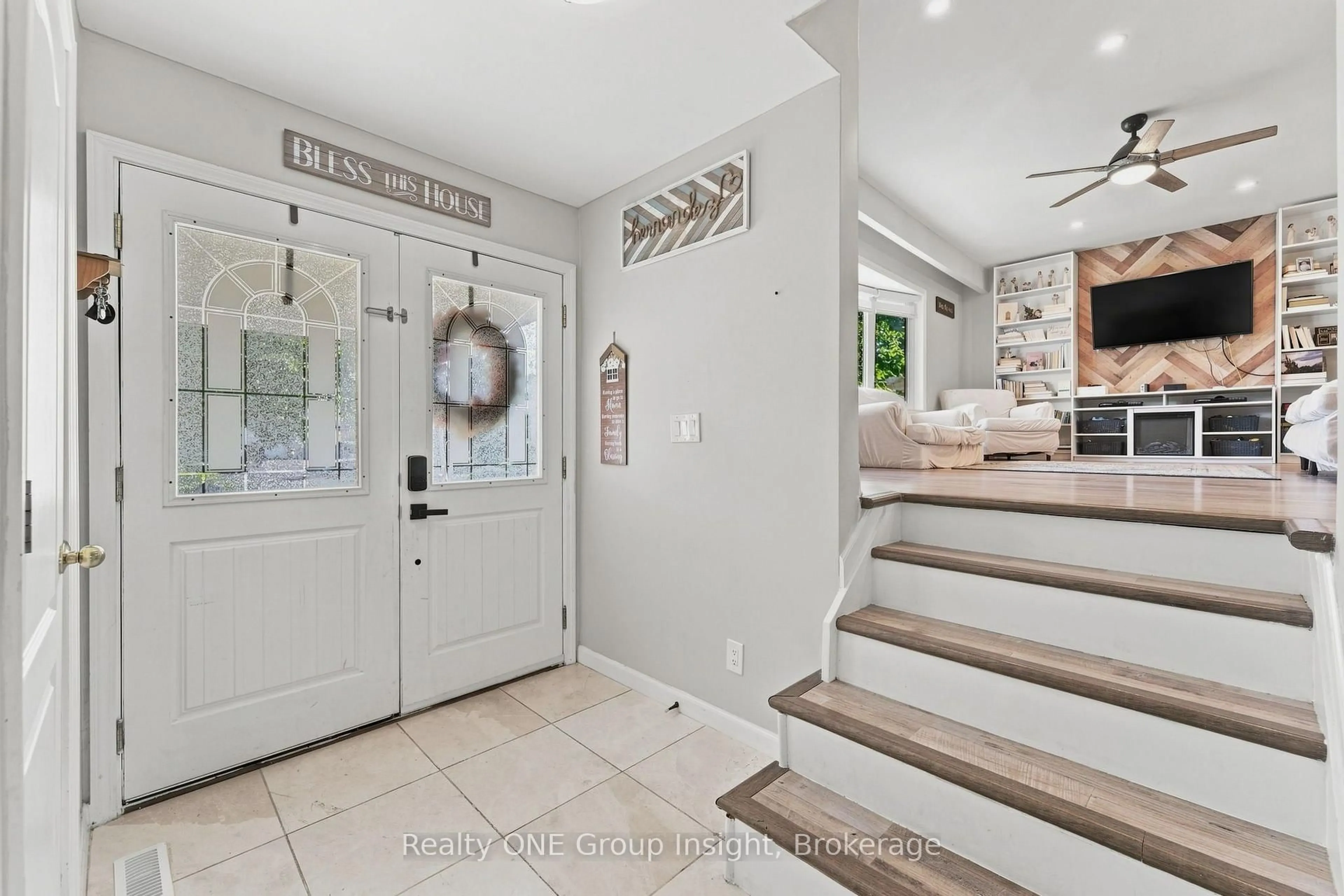 Indoor entryway for 46 Mccoll Dr, Welland Ontario L3C 3L7