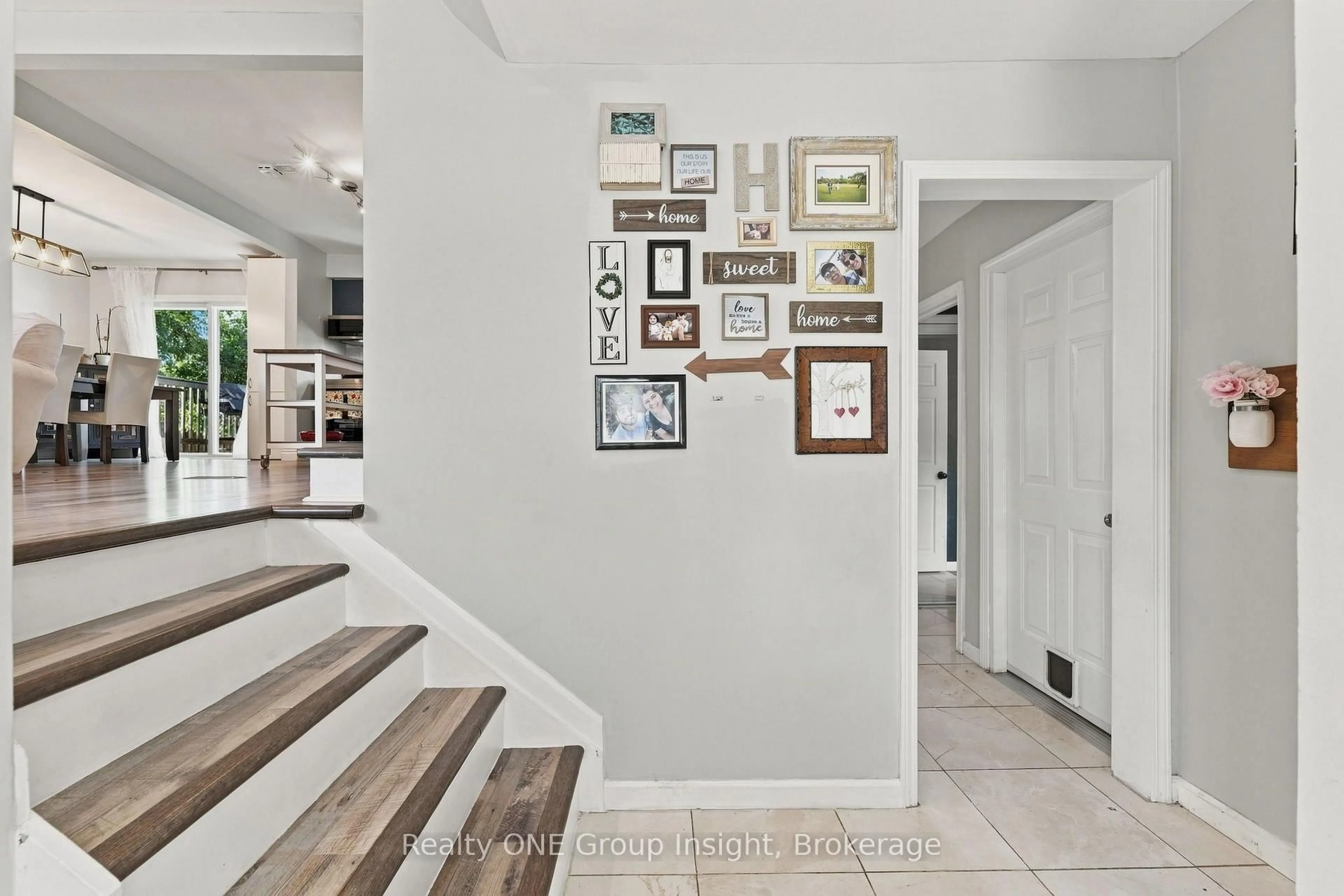 Indoor entryway for 46 Mccoll Dr, Welland Ontario L3C 3L7