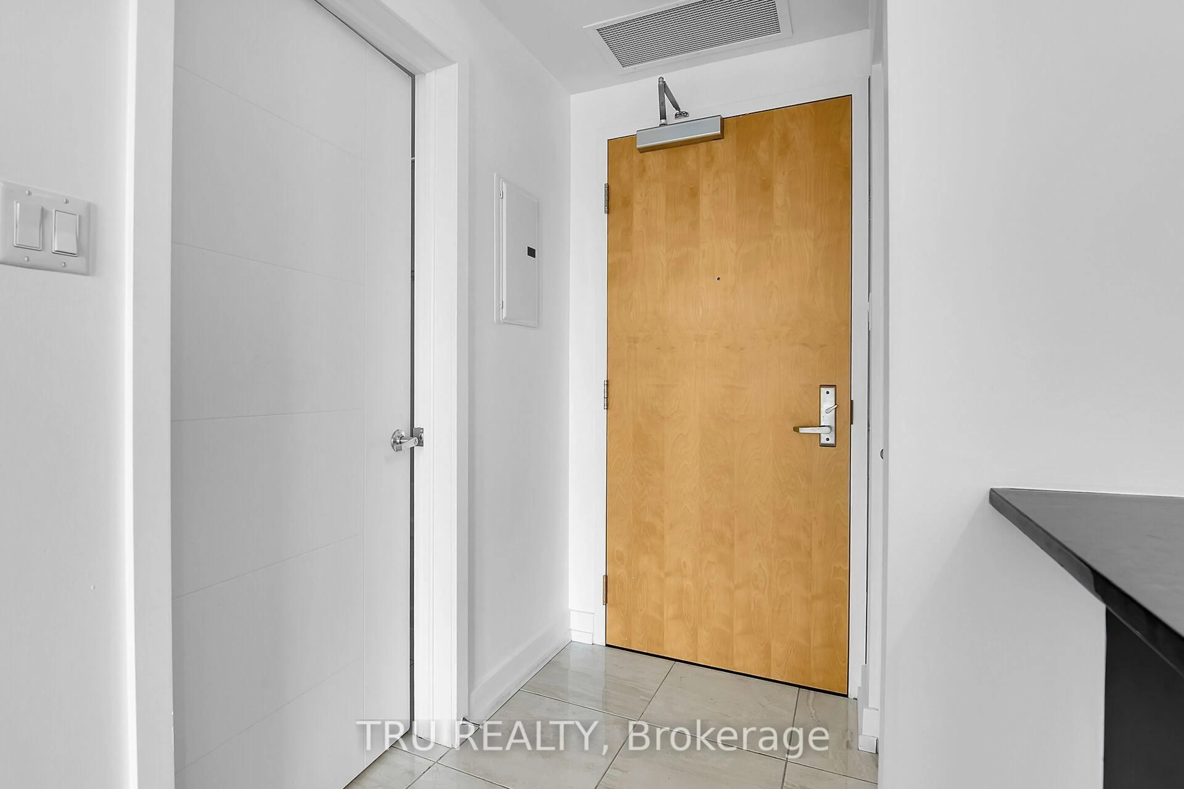 Indoor entryway for 179 Metcalfe St #1110, Ottawa Ontario K2P 0W2