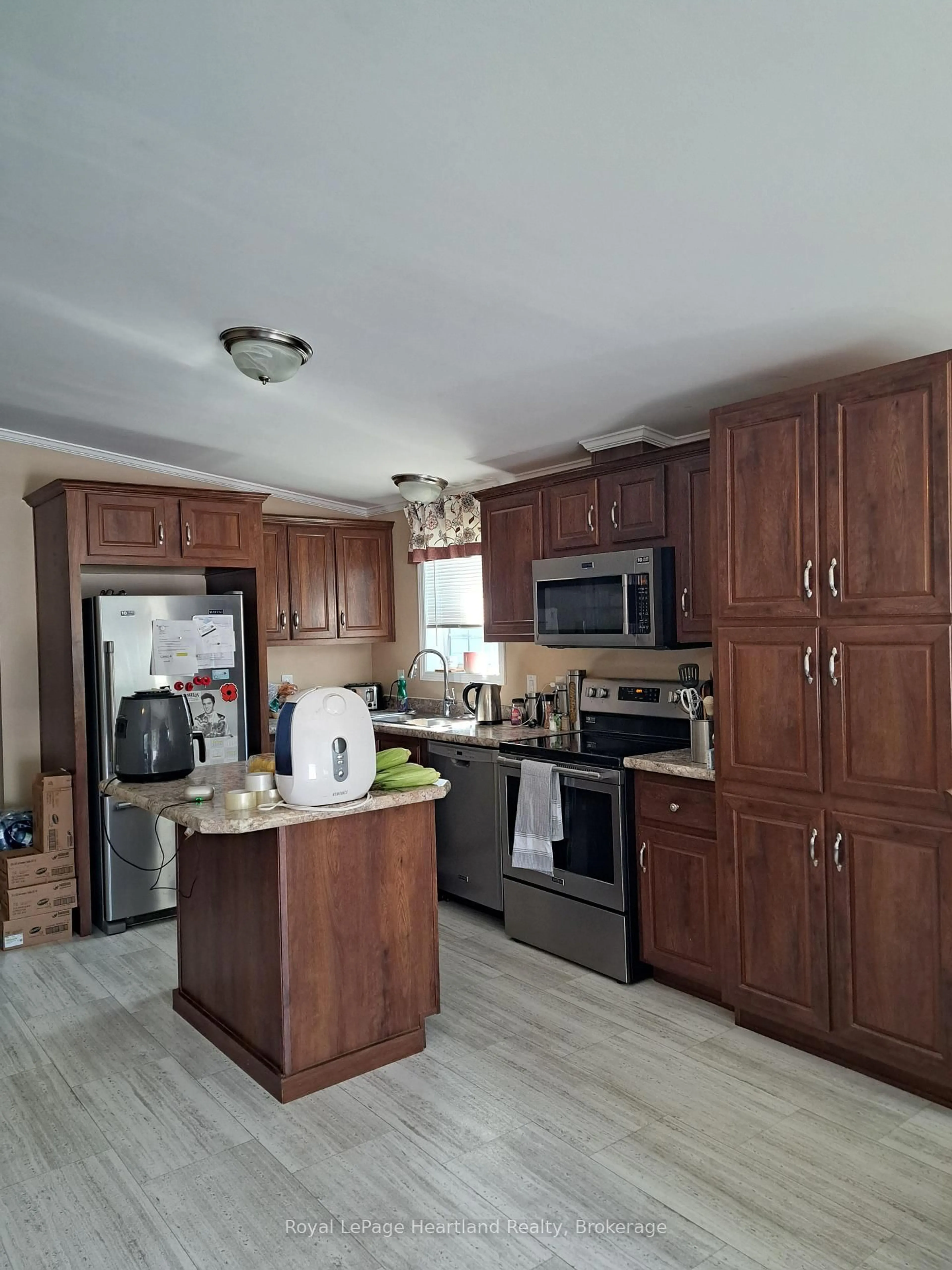 Open concept kitchen, unknown for 9 Bond St, Strathroy-Caradoc Ontario N7G 0C5