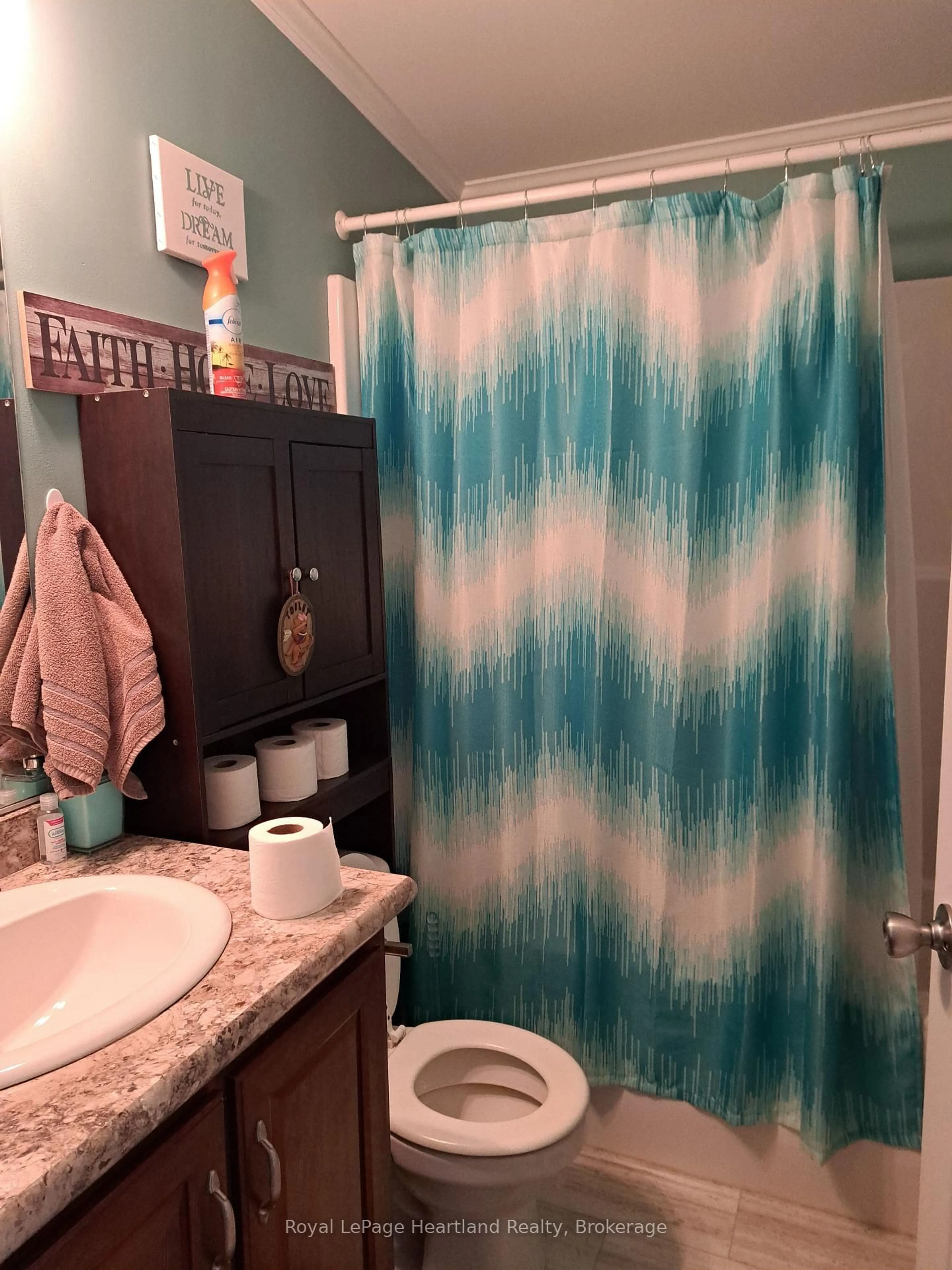 Standard bathroom, floor is not visible for 9 Bond St, Strathroy-Caradoc Ontario N7G 0C5