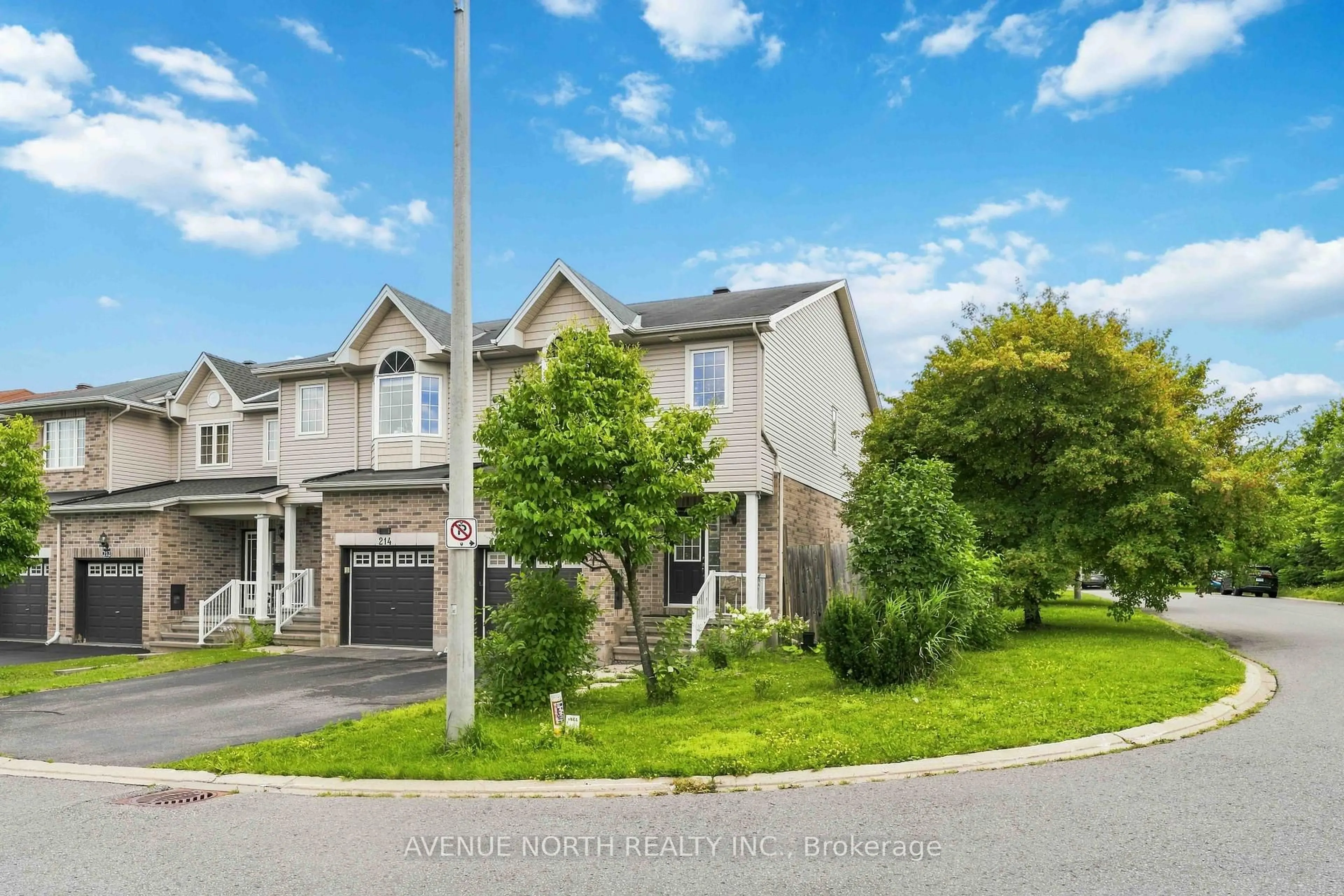 A pic from outside/outdoor area/front of a property/back of a property/a pic from drone, street for 216 Cityview Cres, Ottawa Ontario K4A 0T9
