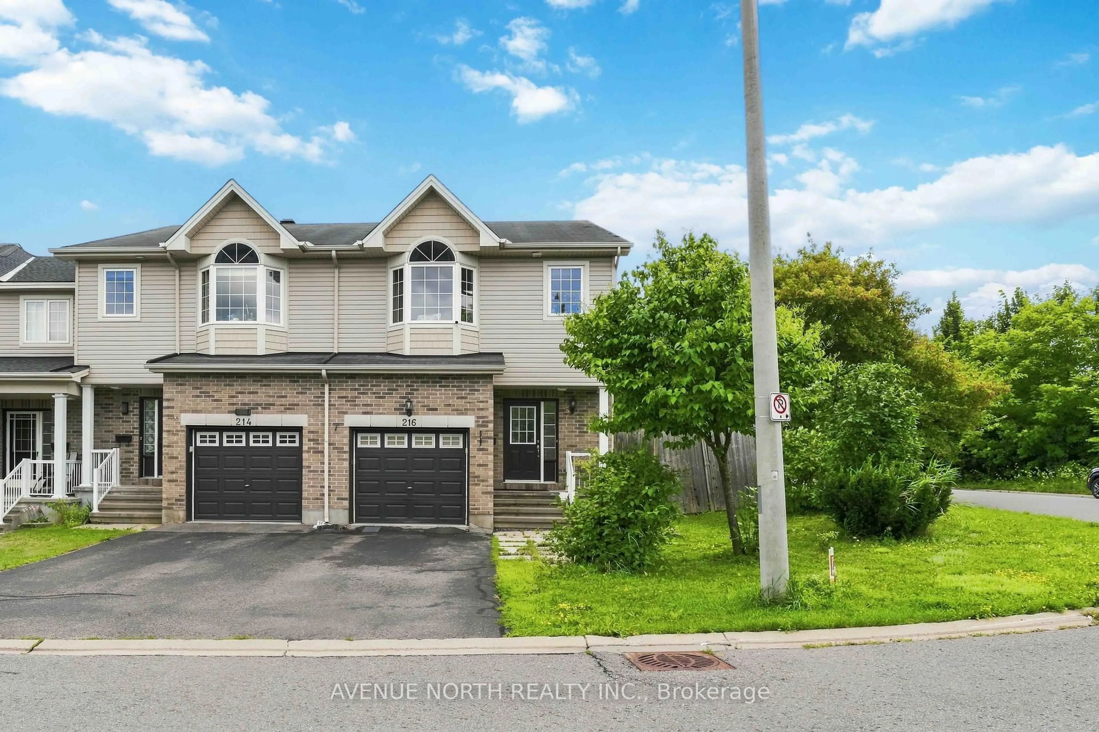 A pic from outside/outdoor area/front of a property/back of a property/a pic from drone, street for 216 Cityview Cres, Ottawa Ontario K4A 0T9