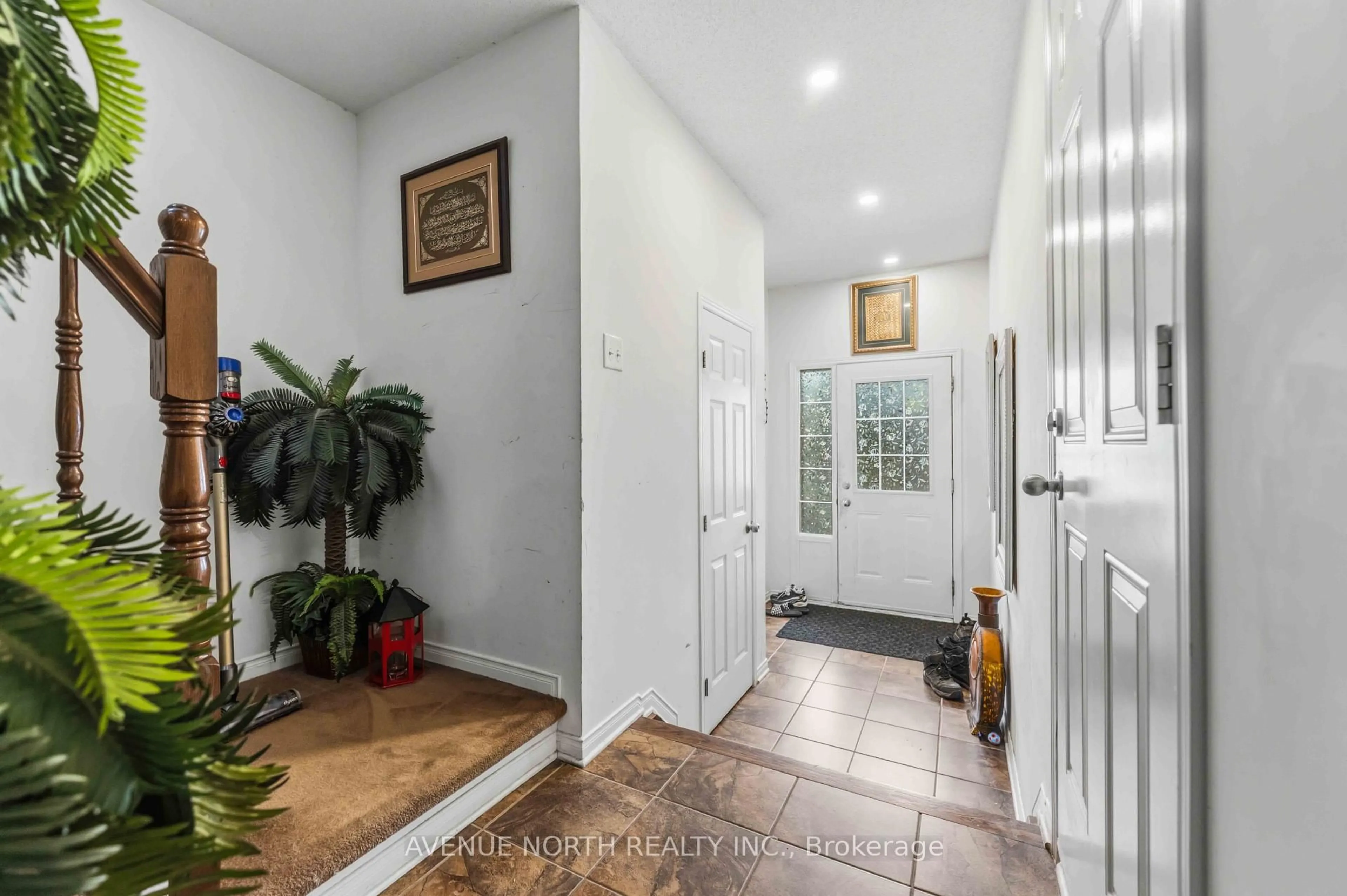 Indoor entryway for 216 Cityview Cres, Ottawa Ontario K4A 0T9