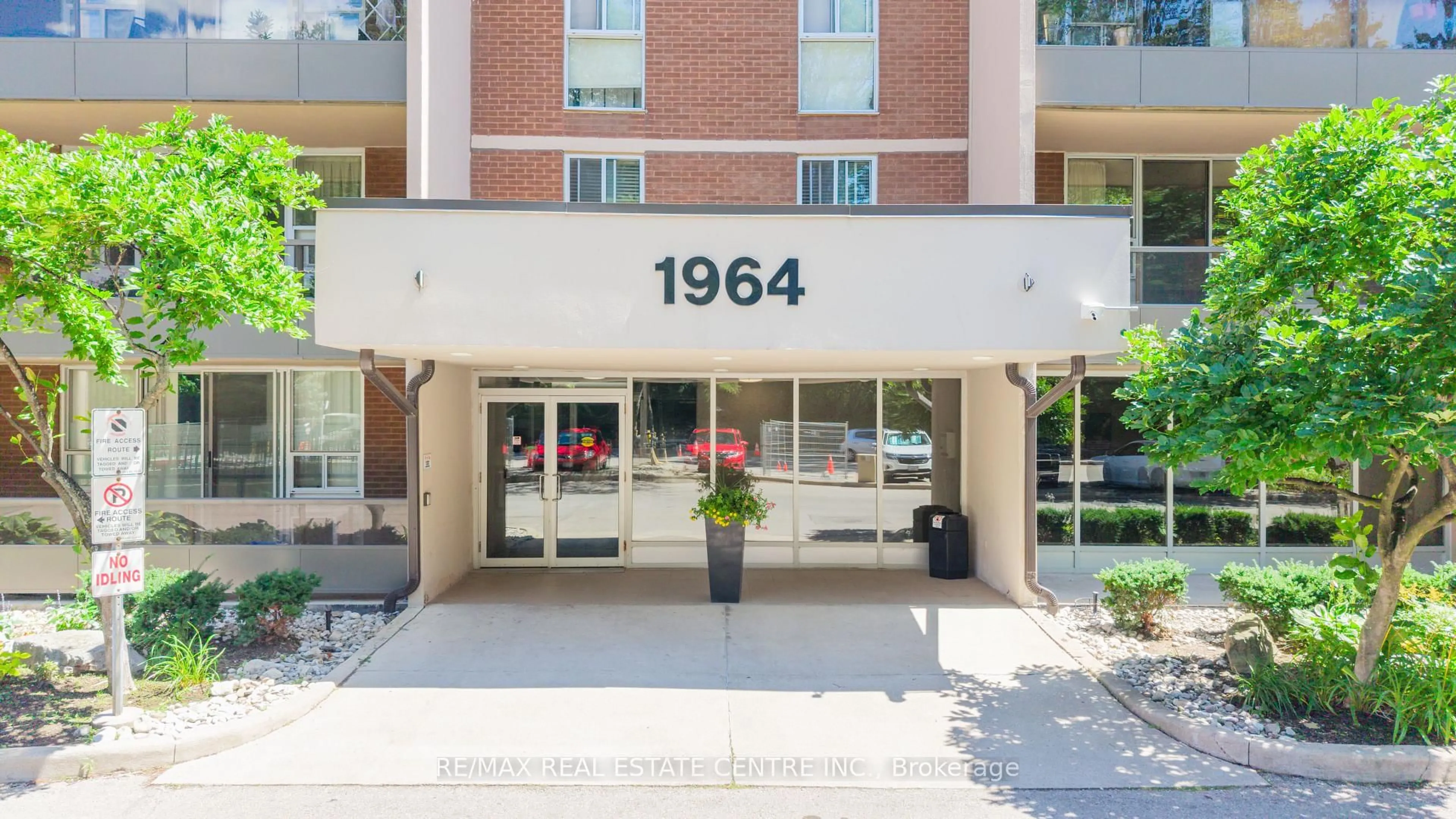 Indoor foyer for 1964 Main St #806, Hamilton Ontario L8S 1J5