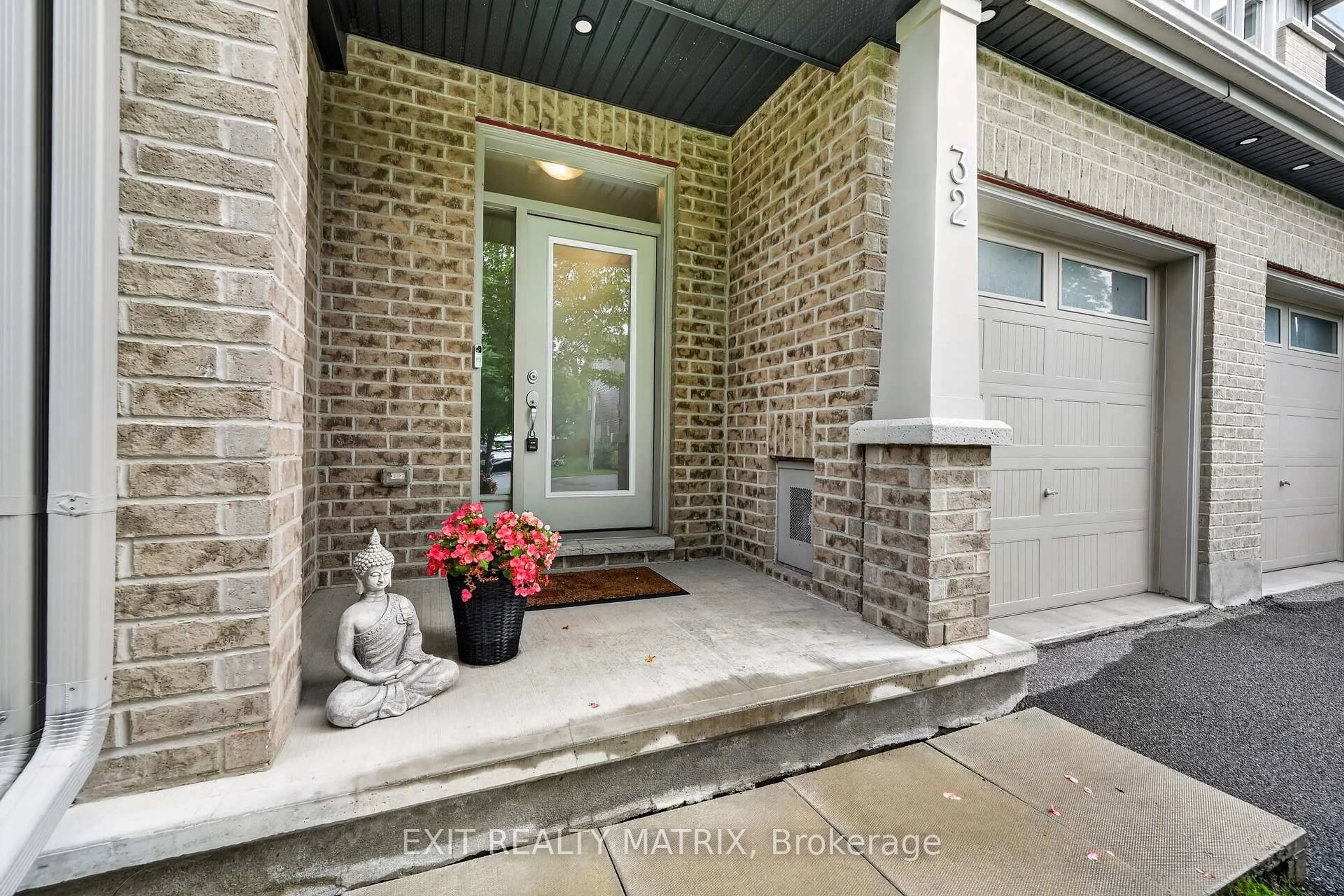 Indoor entryway for 32 Duncanville St, Russell Ontario K4R 0E8