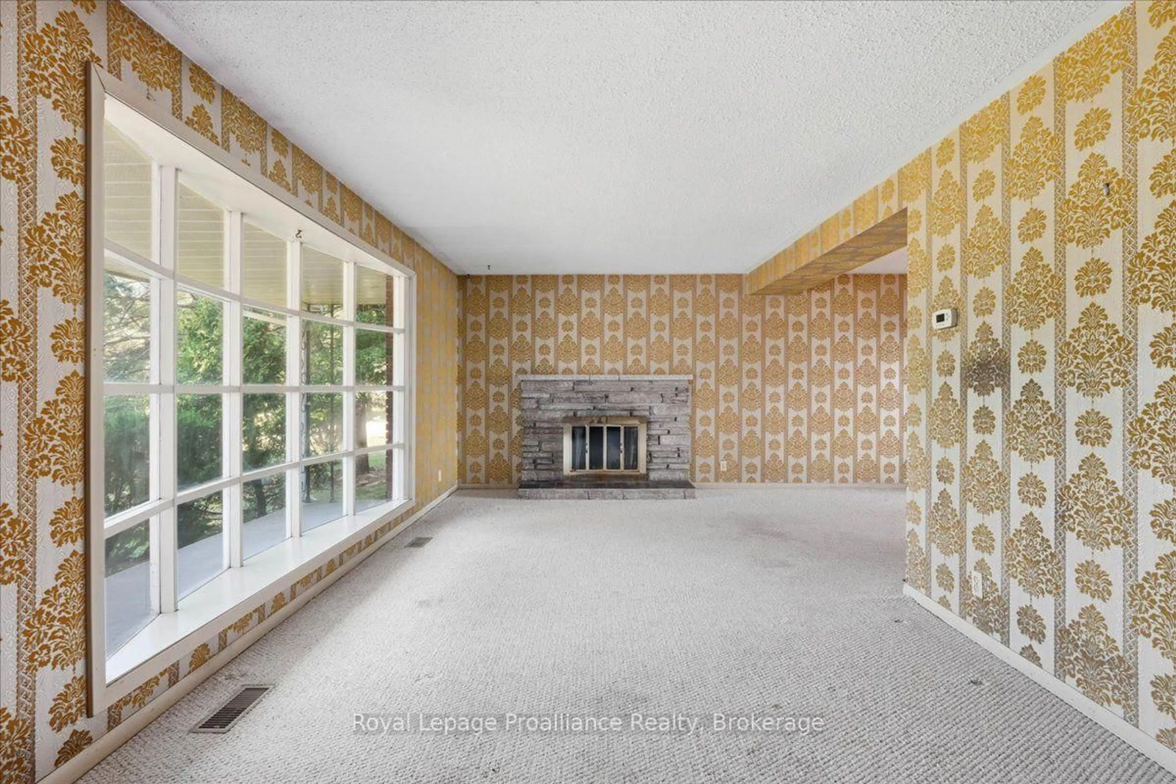Indoor foyer for 1658 Old Highway 2, Quinte West Ontario K8N 4Z2