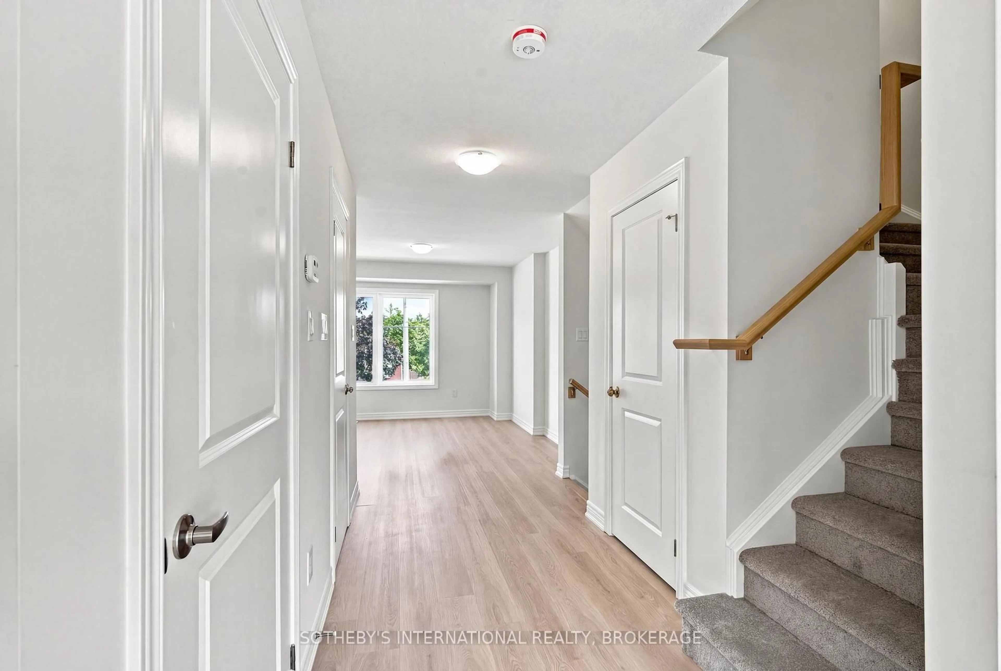 Indoor entryway for 19A Bingham Rd, Hamilton Ontario L8H 0B5