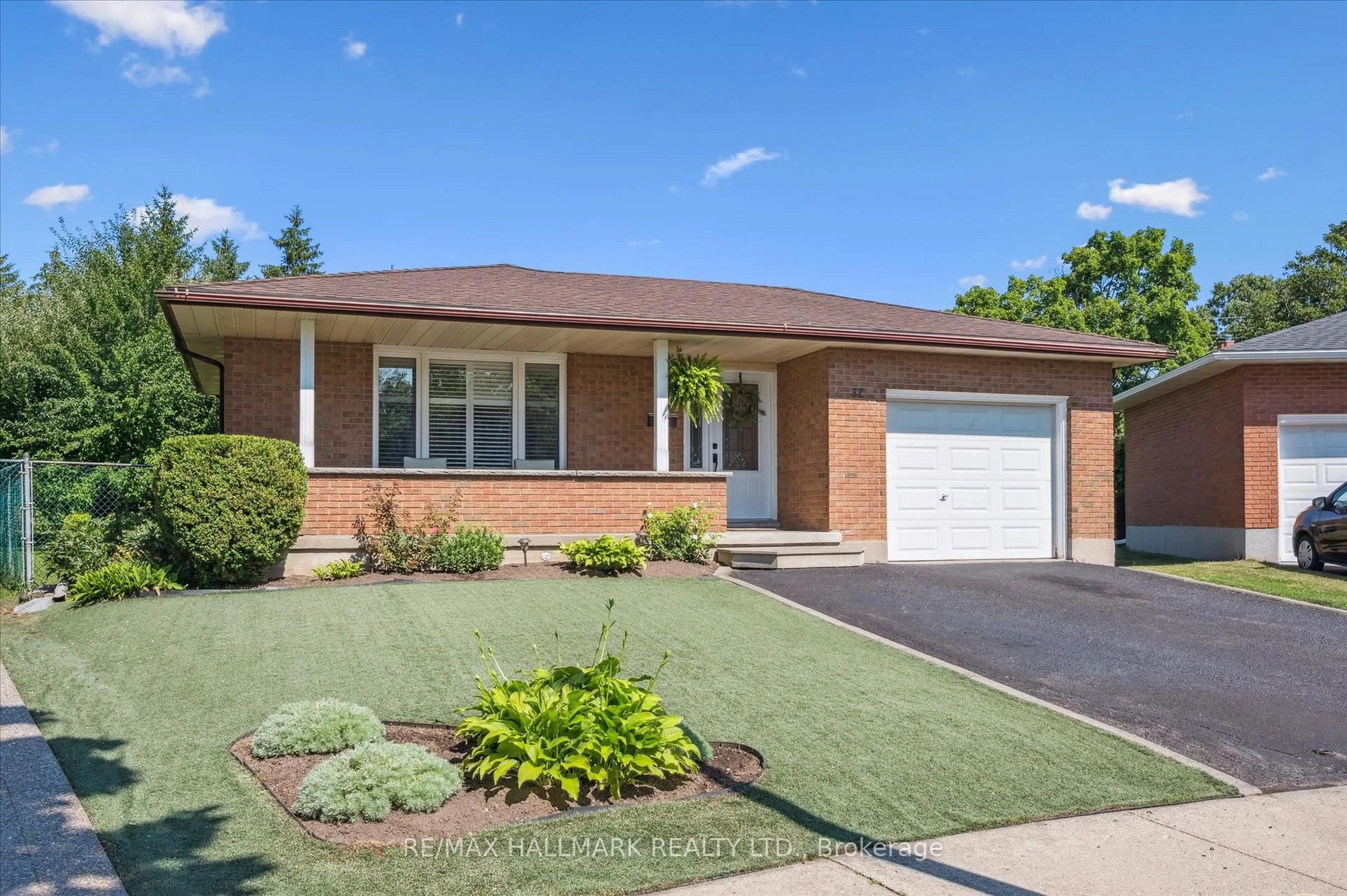Home with brick exterior material, street for 32 Warwick Crt, Kitchener Ontario N2E 2P1