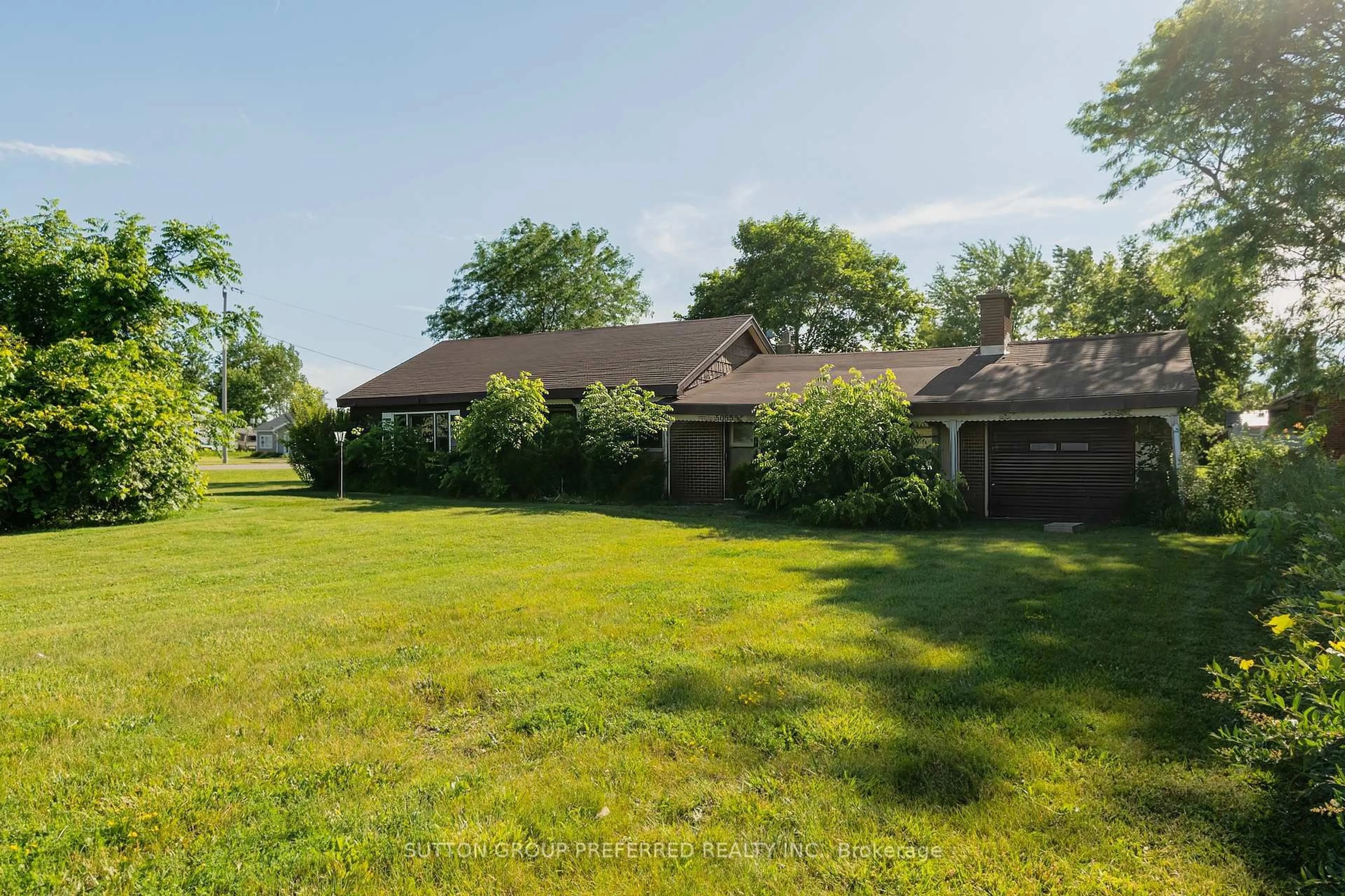 A pic from outside/outdoor area/front of a property/back of a property/a pic from drone, unknown for 5085 Wellington Rd, London South Ontario N6E 3X9