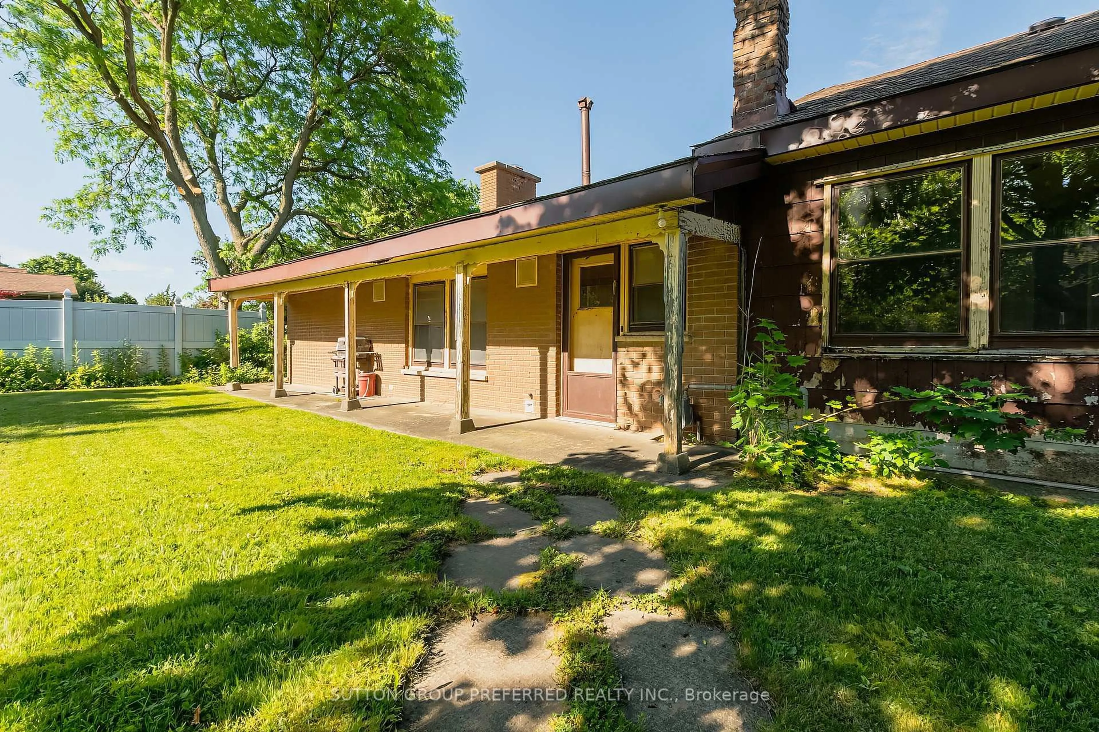 Patio, street for 5085 Wellington Rd, London South Ontario N6E 3X9