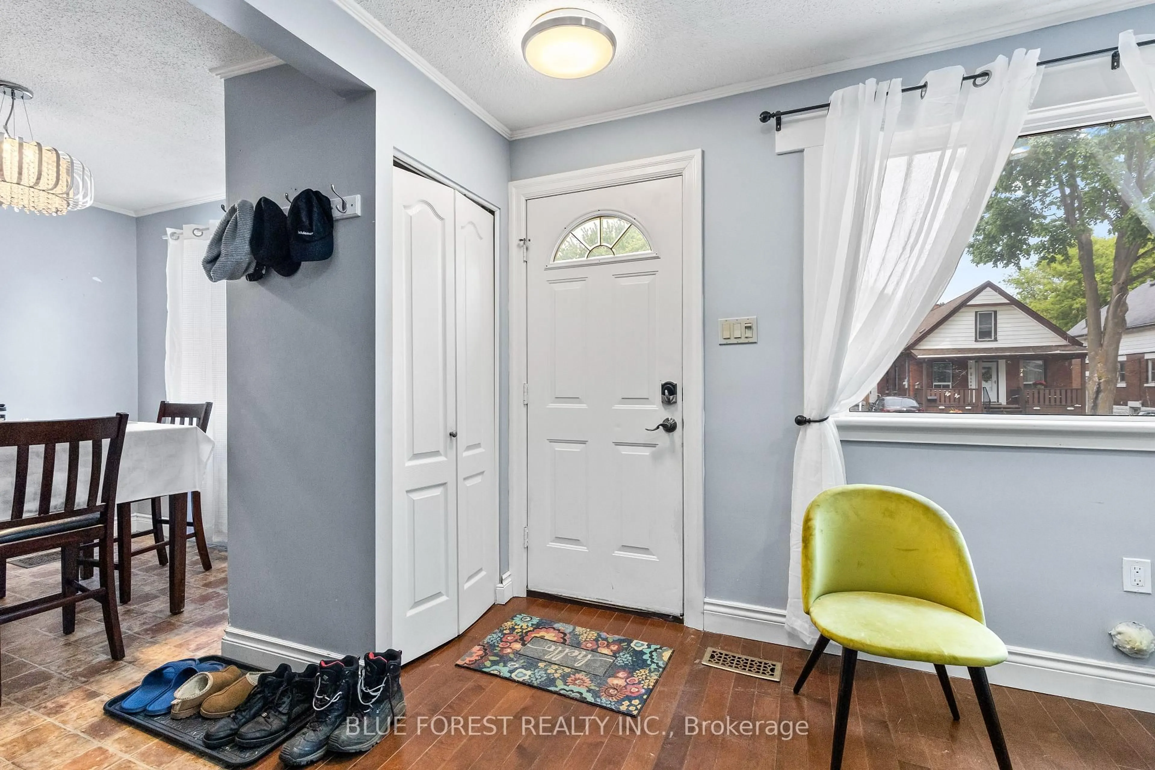 Indoor entryway for 69 Connaught Ave, London East Ontario N5Y 3A5