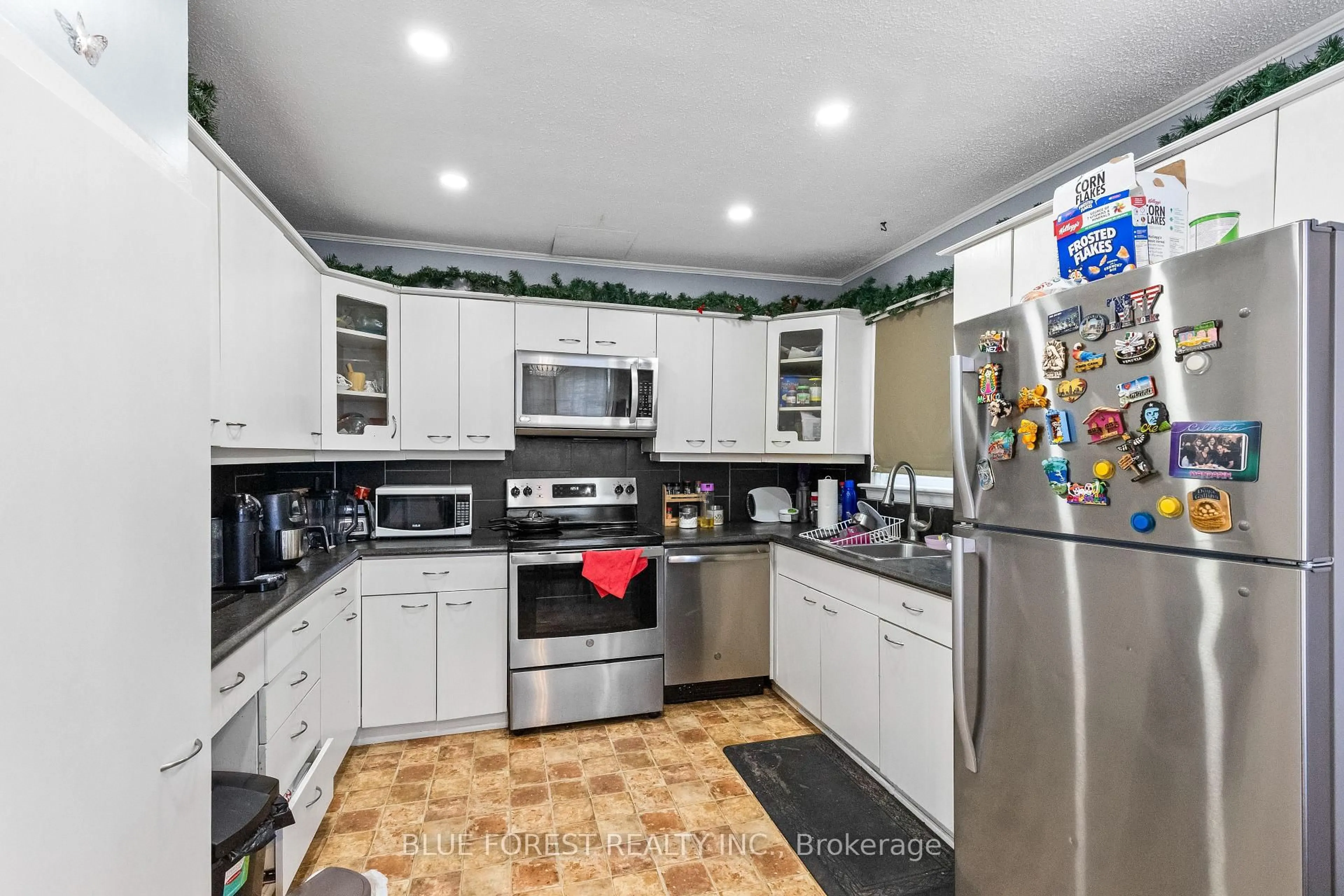 Standard kitchen, ceramic/tile floor for 69 Connaught Ave, London East Ontario N5Y 3A5