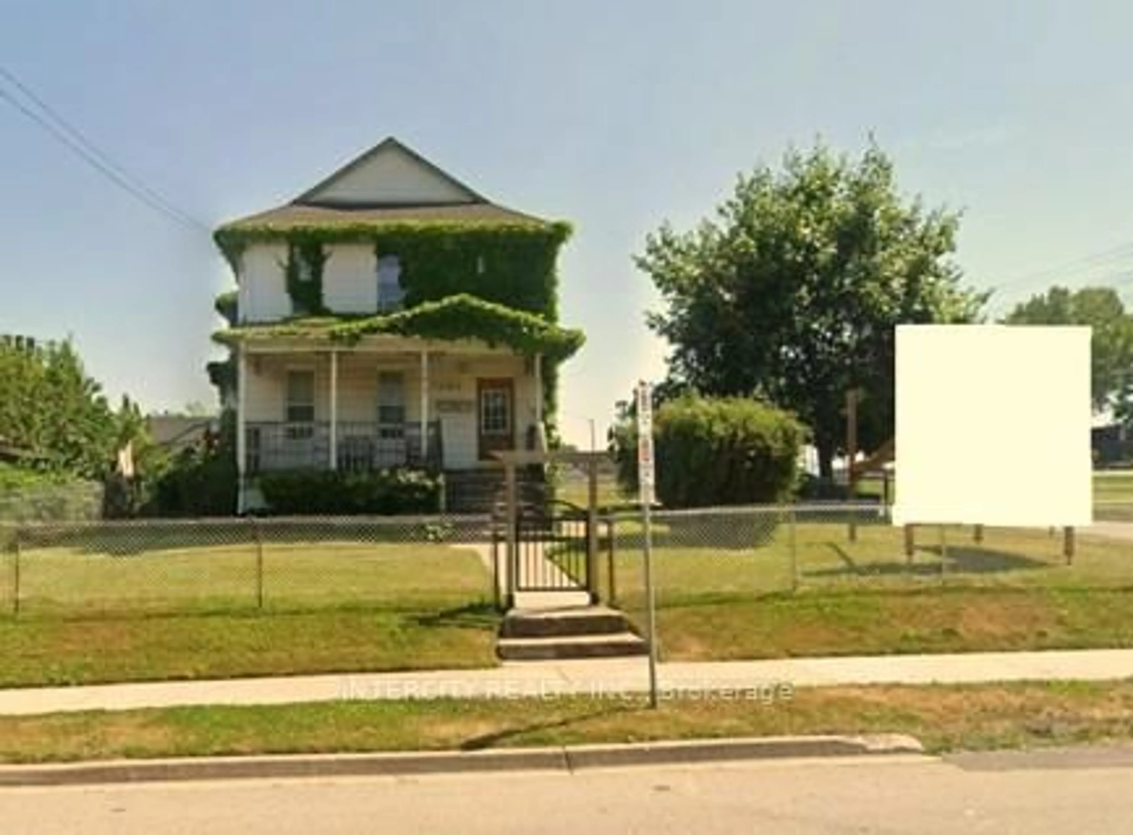 Unknown for 5602 Robinson St, Niagara Falls Ontario L2G 2A8