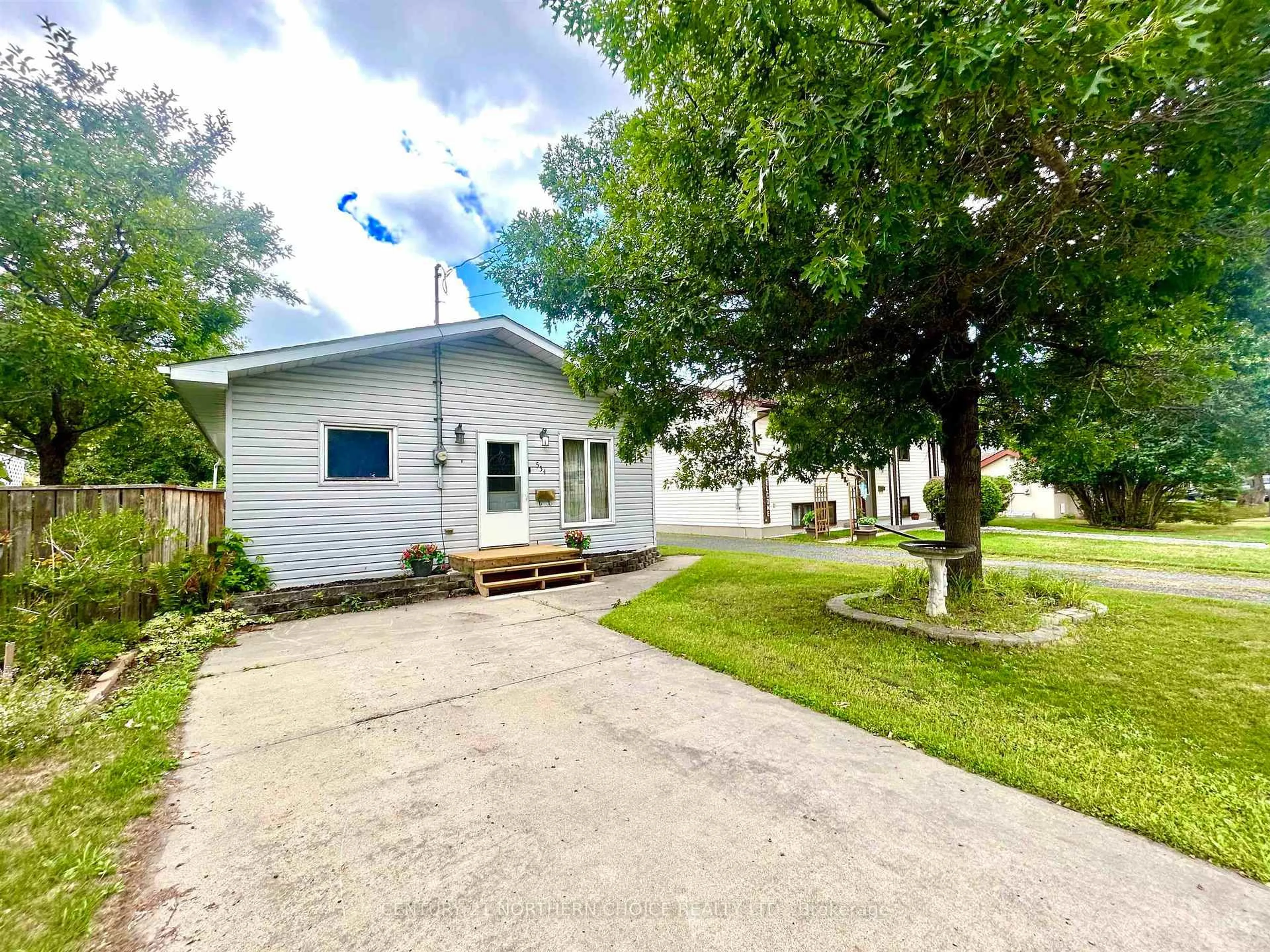 A pic from outside/outdoor area/front of a property/back of a property/a pic from drone, street for 554 Elm Avenue, Fort Frances Ontario P9A 3J4