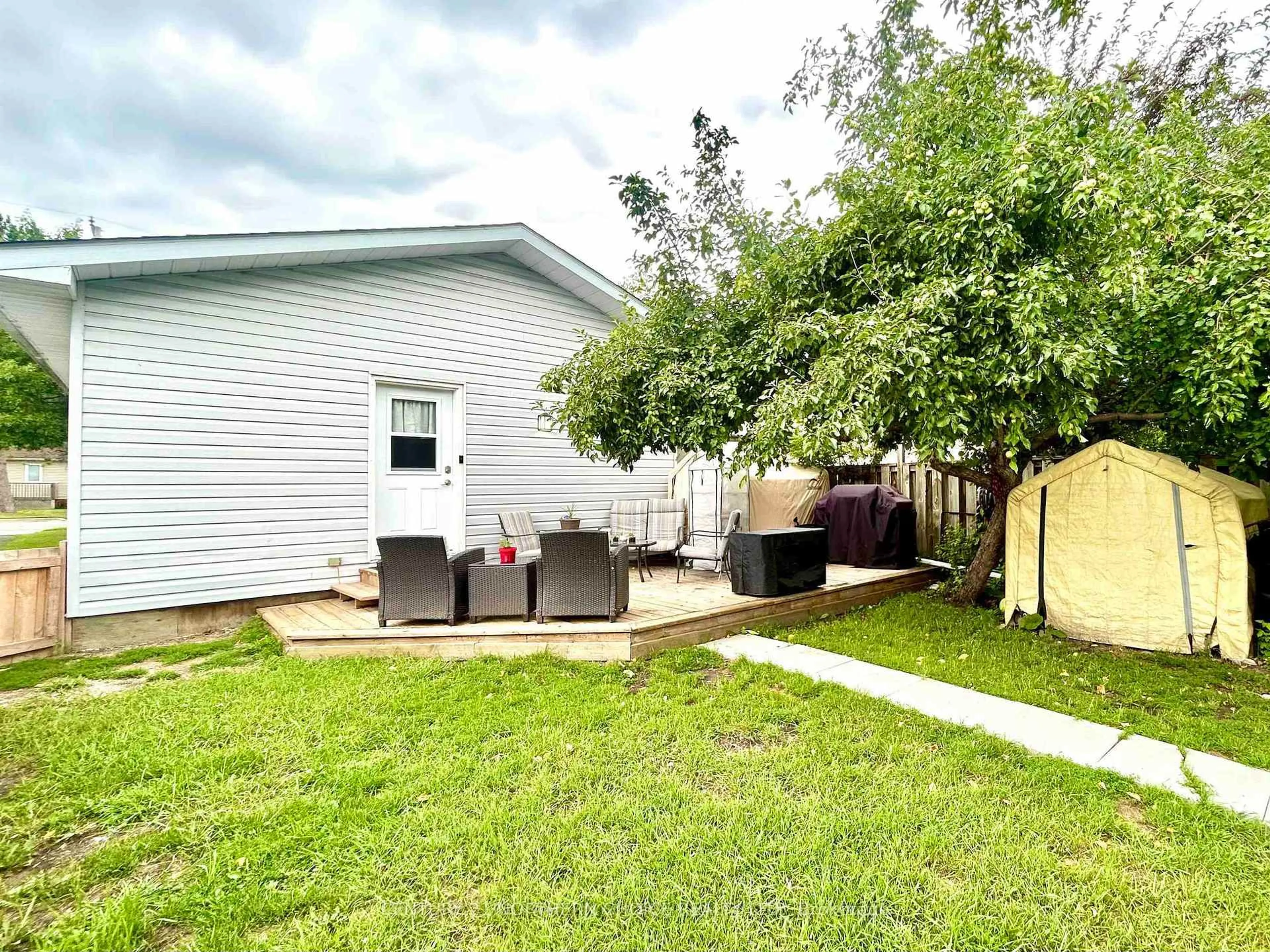 Patio, street for 554 Elm Avenue, Fort Frances Ontario P9A 3J4