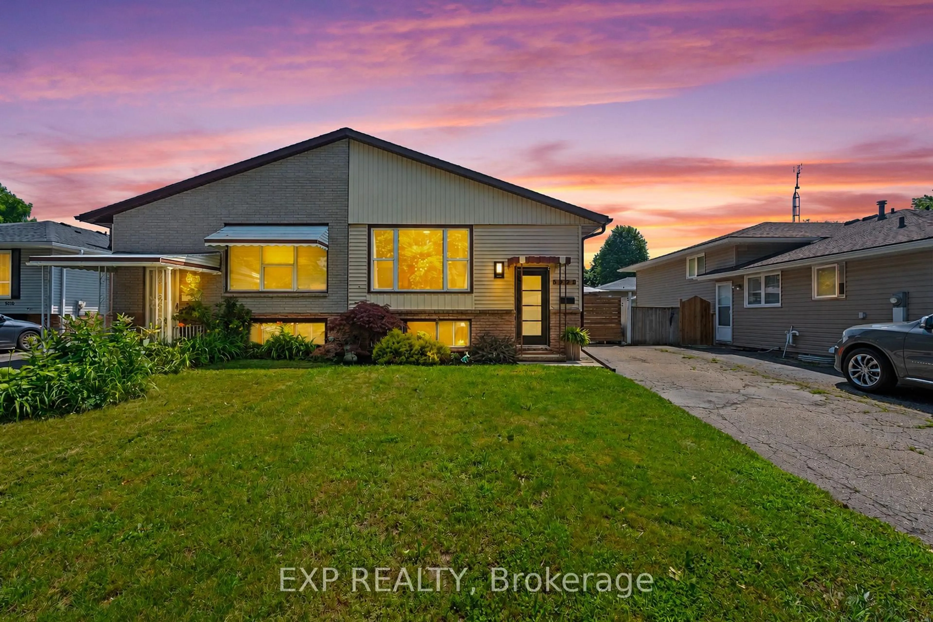 A pic from outside/outdoor area/front of a property/back of a property/a pic from drone, street for 5028 Gage Crt, Niagara Falls Ontario L2E 7B5