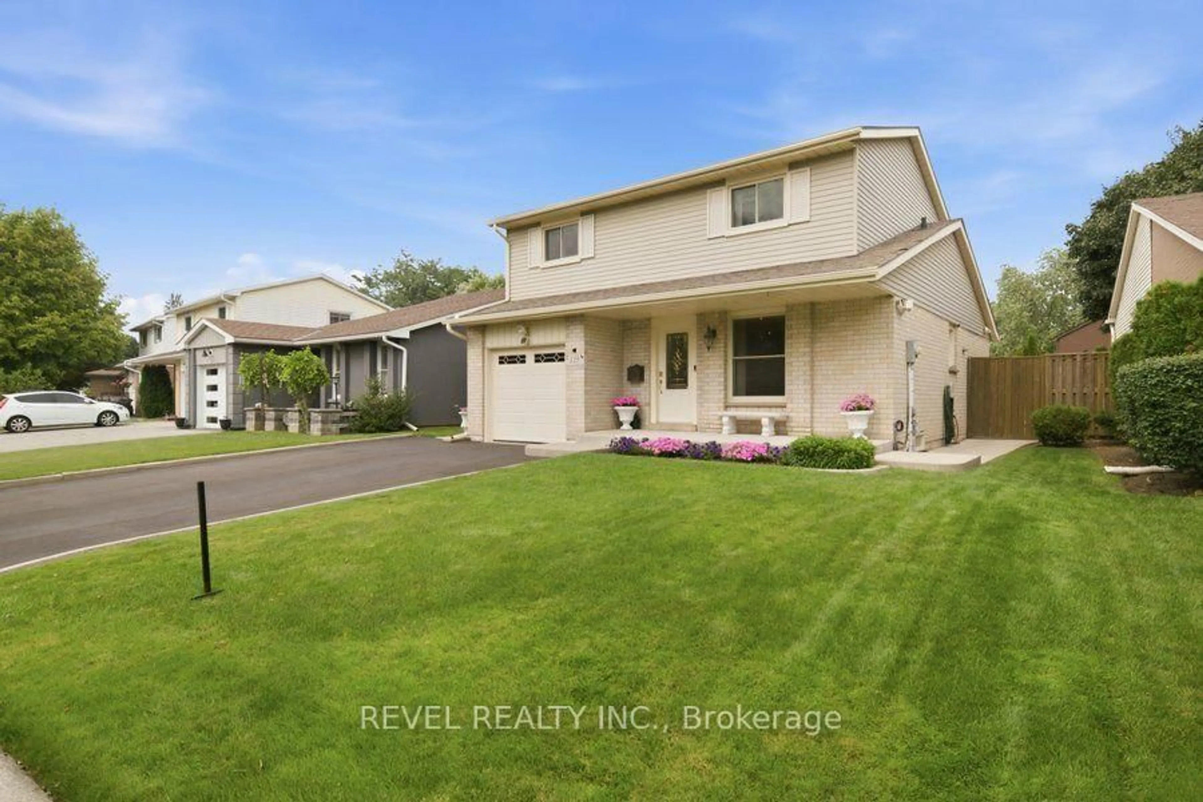 Home with vinyl exterior material, street for 119 Brantwood Park Rd, Brantford Ontario N3P 1G1