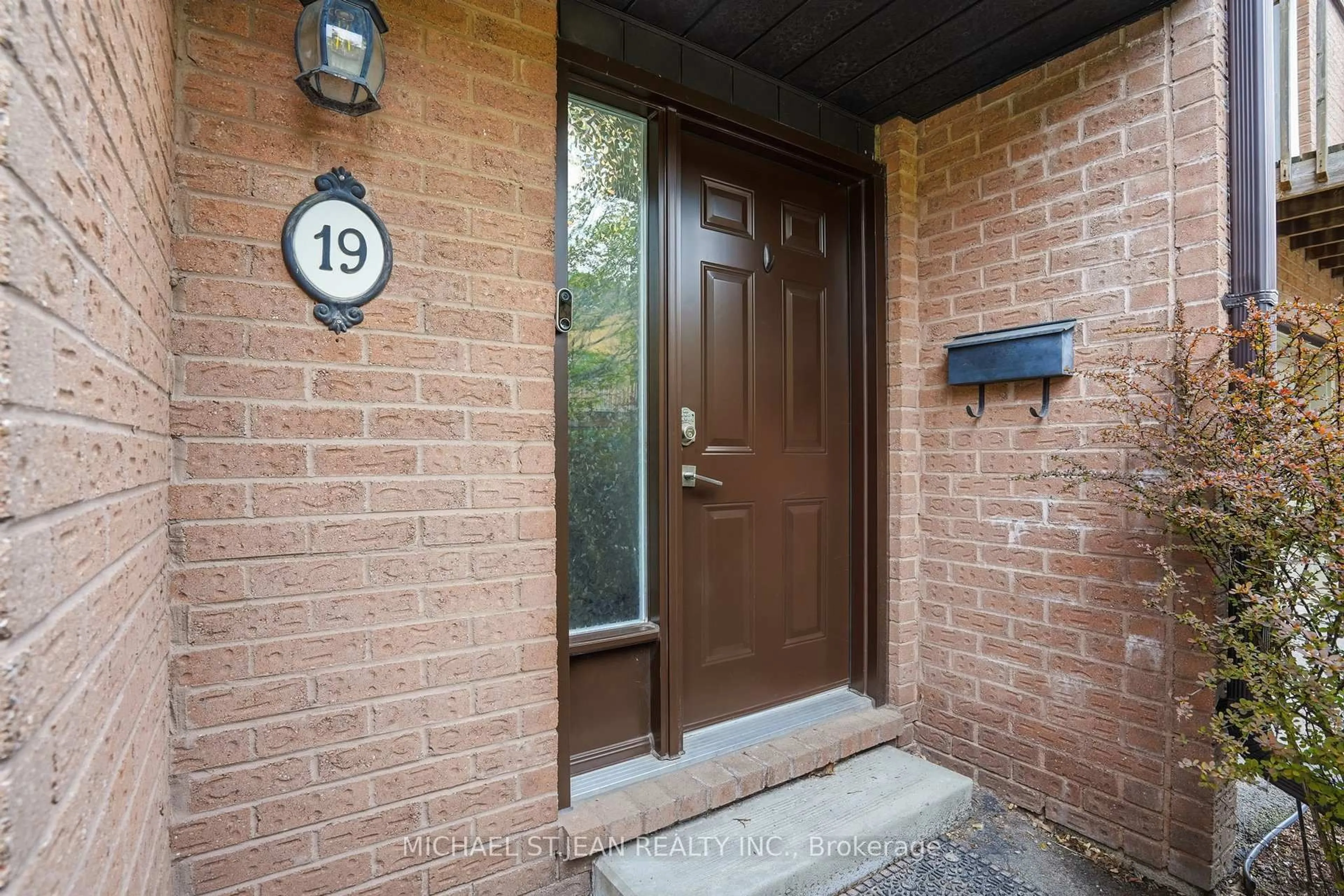 Indoor entryway for 445 Stone Church Rd #19, Hamilton Ontario L9B 2L5